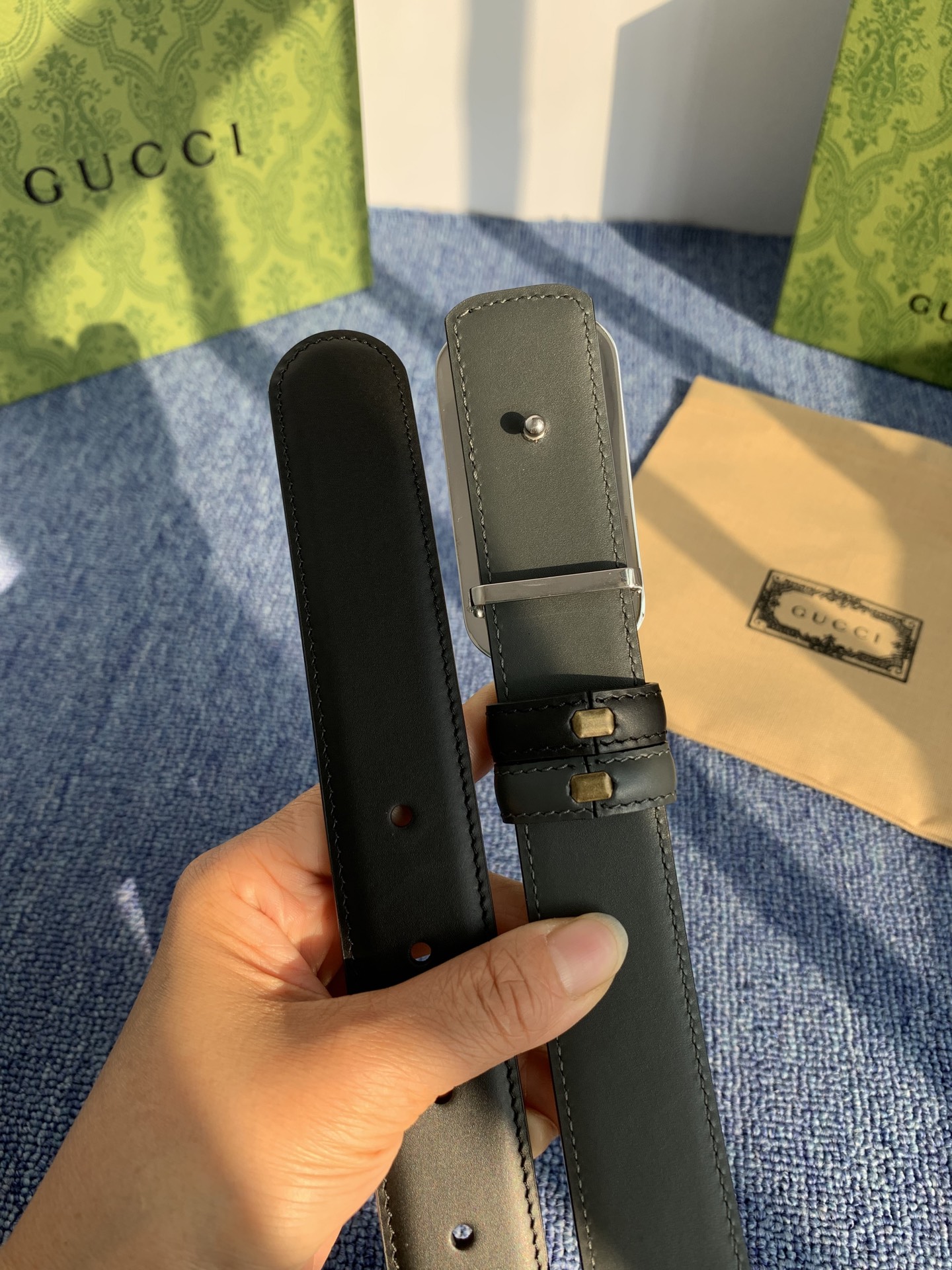 Gucci这款30MM腰带一面为灰色牛皮革，另一面为黑色牛皮革，搭配可拆卸互扣式双G搭扣，双面可用，潮流