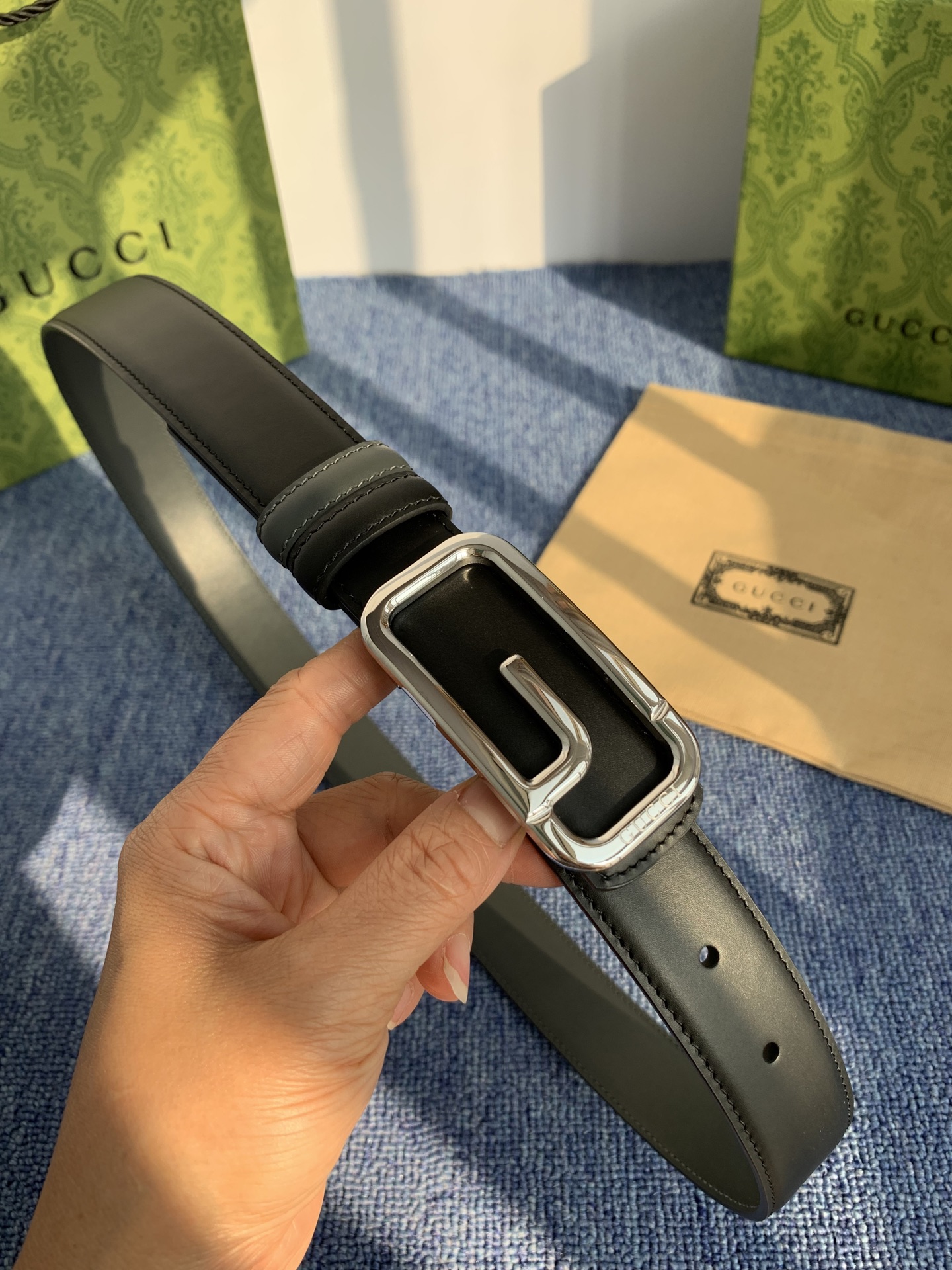 Gucci这款30MM腰带一面为灰色牛皮革，另一面为黑色牛皮革，搭配可拆卸互扣式双G搭扣，双面可用，潮流
