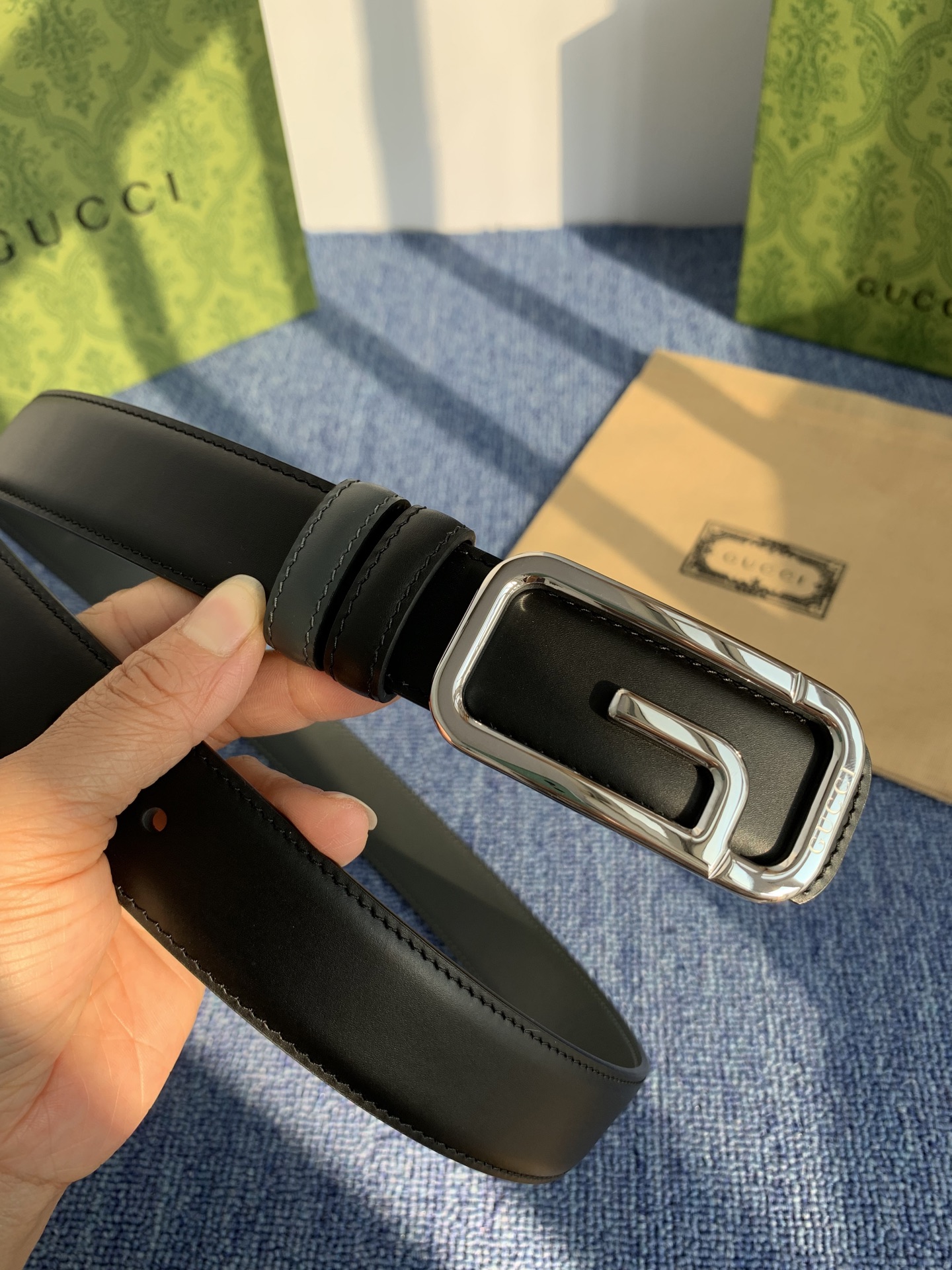Gucci这款30MM腰带一面为灰色牛皮革，另一面为黑色牛皮革，搭配可拆卸互扣式双G搭扣，双面可用，潮流