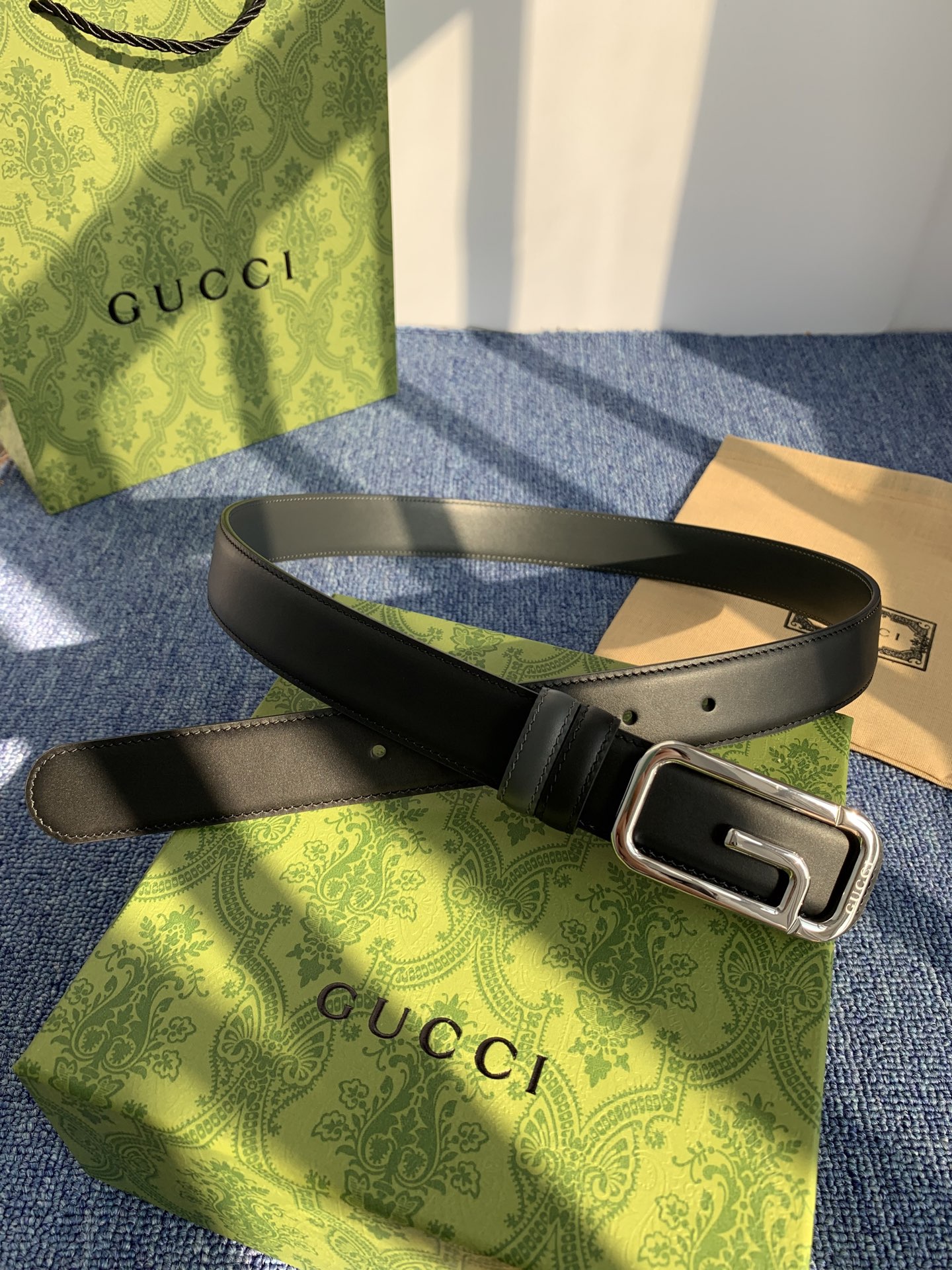 Gucci这款30MM腰带一面为灰色牛皮革，另一面为黑色牛皮革，搭配可拆卸互扣式双G搭扣，双面可用，潮流