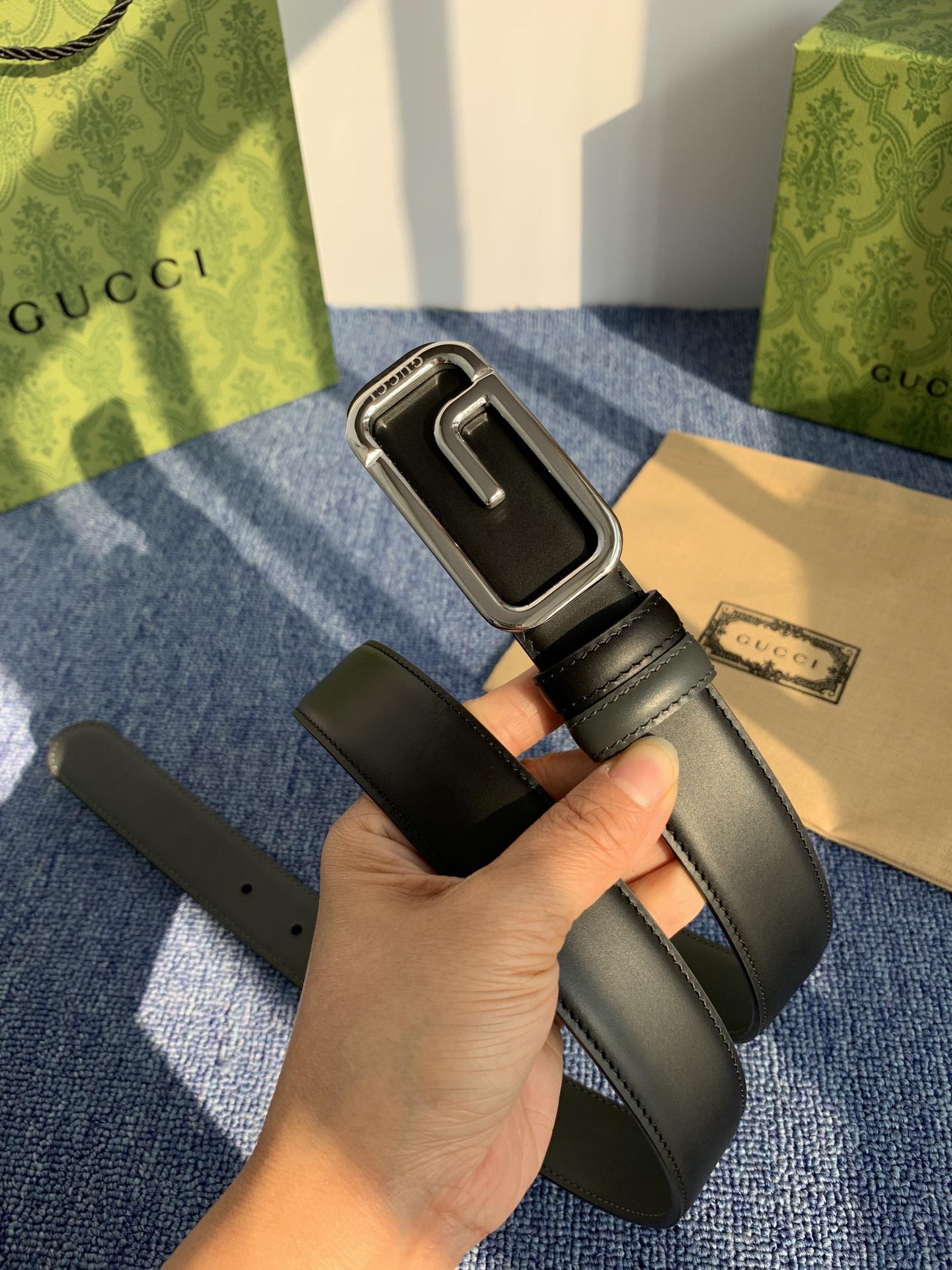 Gucci这款30MM腰带一面为灰色牛皮革，另一面为黑色牛皮革，搭配可拆卸互扣式双G搭扣，双面可用，潮流