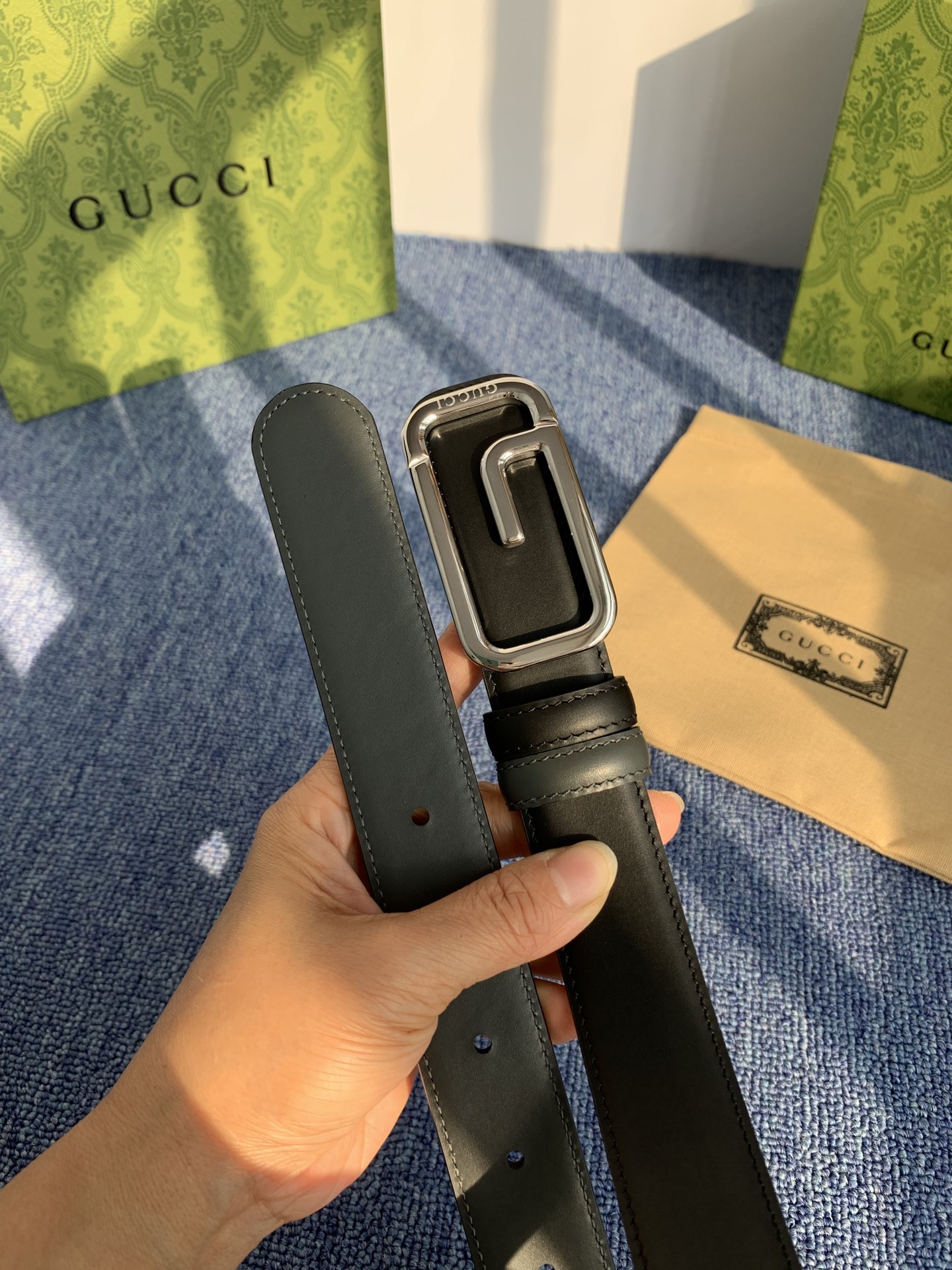 Gucci这款30MM腰带一面为灰色牛皮革，另一面为黑色牛皮革，搭配可拆卸互扣式双G搭扣，双面可用，潮流