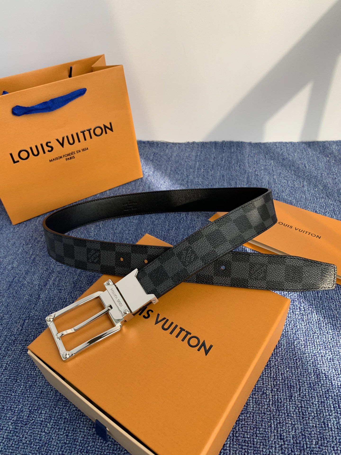 🔴 【品牌】LV 3．5cm 🔴 【描述】这款饰有LV带扣的腰带配以水牛皮衬里，覆以Monogram 牛