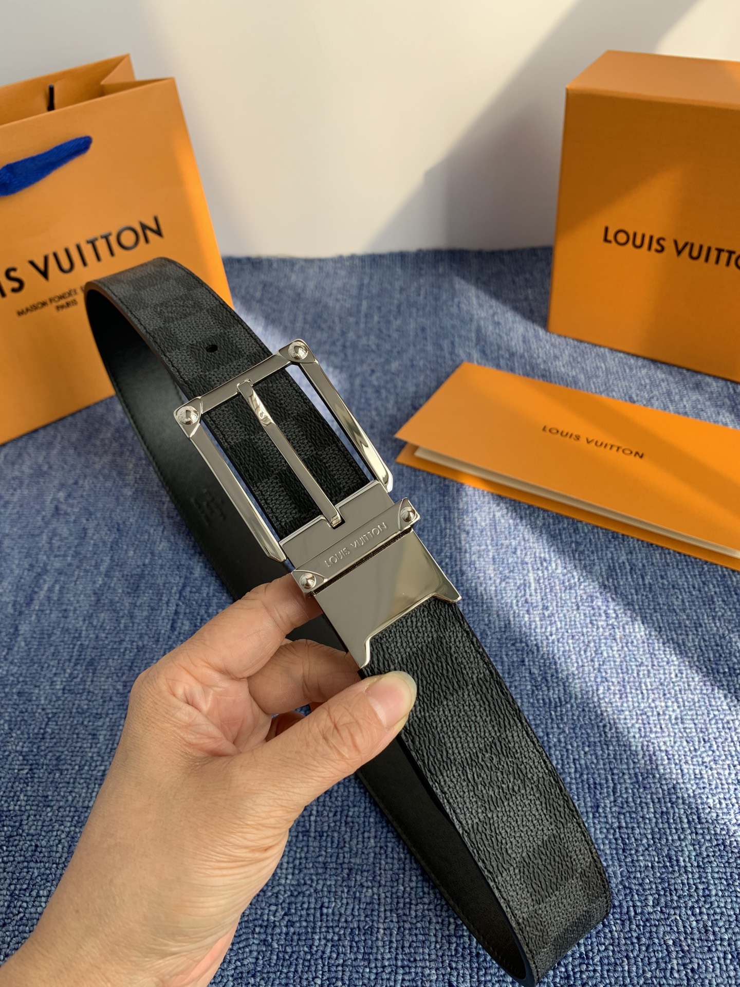 🔴 【品牌】LV 3．5cm 🔴 【描述】这款饰有LV带扣的腰带配以水牛皮衬里，覆以Monogram 牛