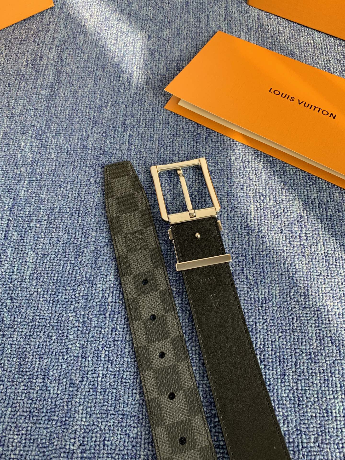 🔴 【品牌】LV 3．5cm 🔴 【描述】这款饰有LV带扣的腰带配以水牛皮衬里，覆以Monogram 牛