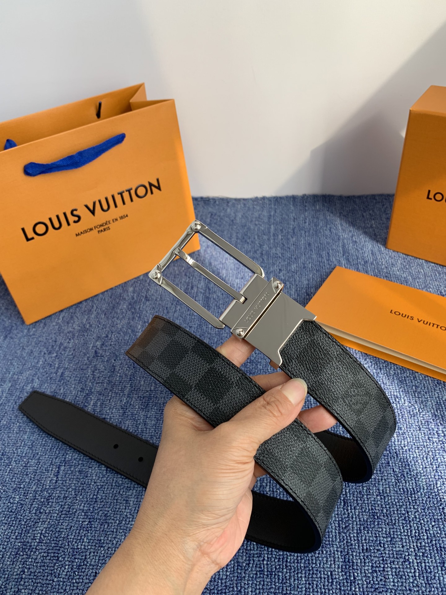 🔴 【品牌】LV 3．5cm 🔴 【描述】这款饰有LV带扣的腰带配以水牛皮衬里，覆以Monogram 牛