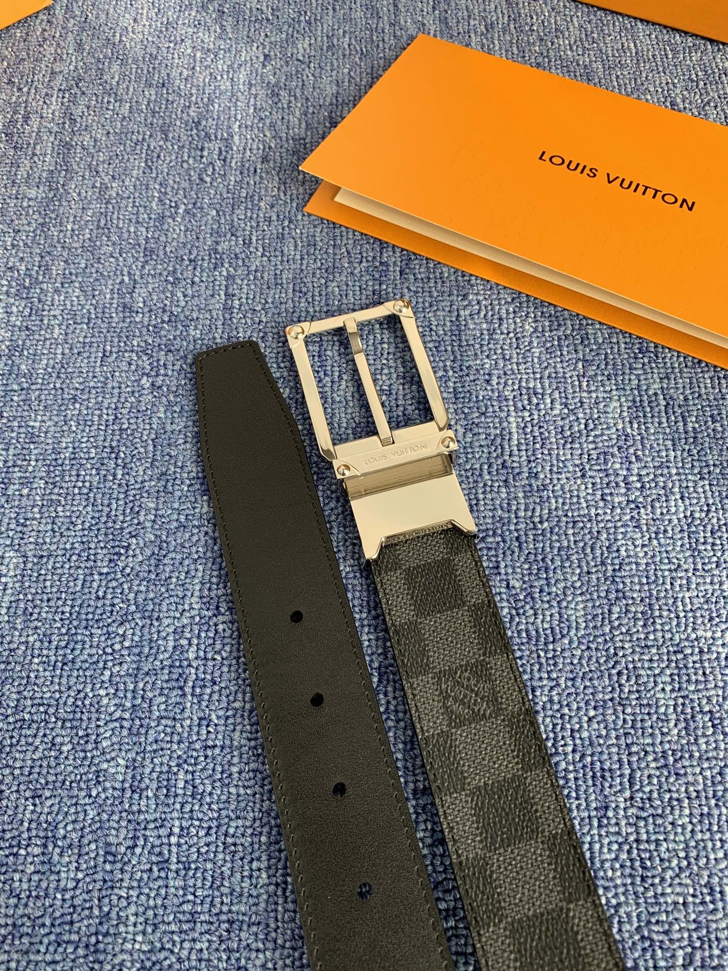 🔴 【品牌】LV 3．5cm 🔴 【描述】这款饰有LV带扣的腰带配以水牛皮衬里，覆以Monogram 牛