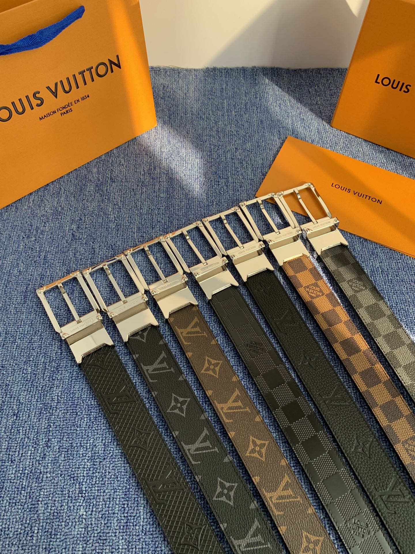 🔴 【品牌】LV 3．5cm 🔴 【描述】这款饰有LV带扣的腰带配以水牛皮衬里，覆以Monogram 牛