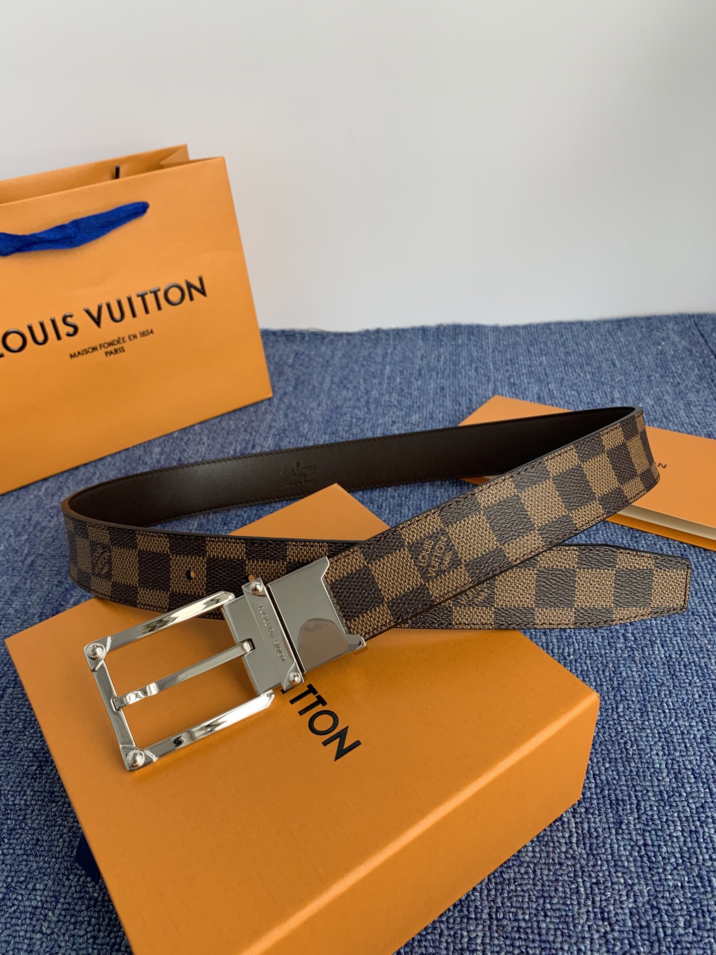 🔴 【品牌】LV 3．5cm 🔴 【描述】这款饰有LV带扣的腰带配以水牛皮衬里，覆以Monogram 牛