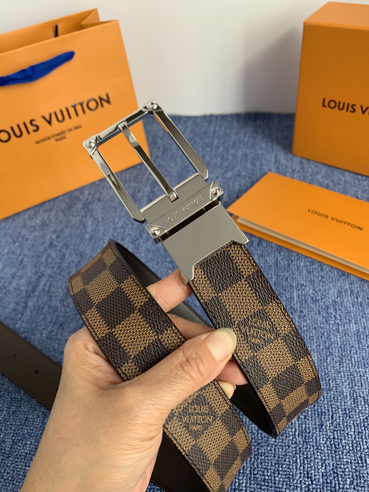 🔴 【品牌】LV 3．5cm 🔴 【描述】这款饰有LV带扣的腰带配以水牛皮衬里，覆以Monogram 牛