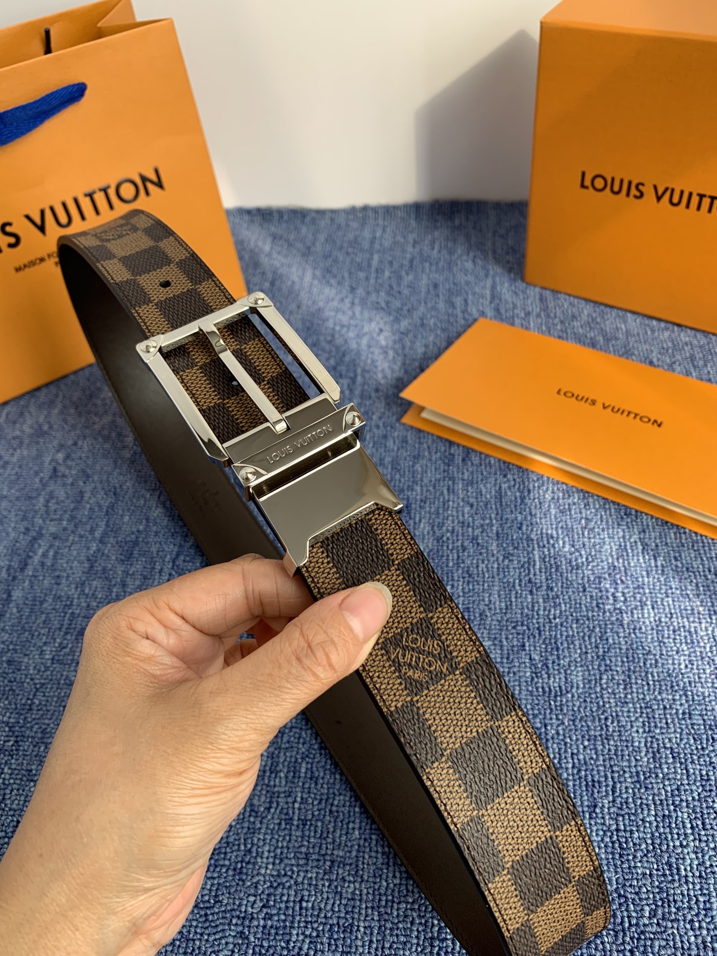 🔴 【品牌】LV 3．5cm 🔴 【描述】这款饰有LV带扣的腰带配以水牛皮衬里，覆以Monogram 牛