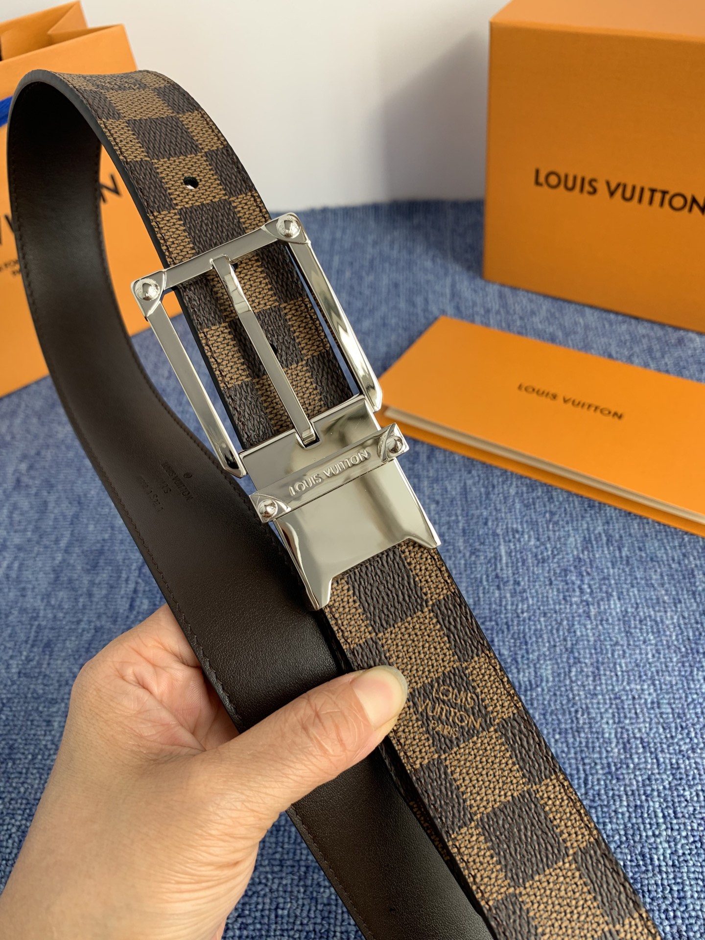 🔴 【品牌】LV 3．5cm 🔴 【描述】这款饰有LV带扣的腰带配以水牛皮衬里，覆以Monogram 牛