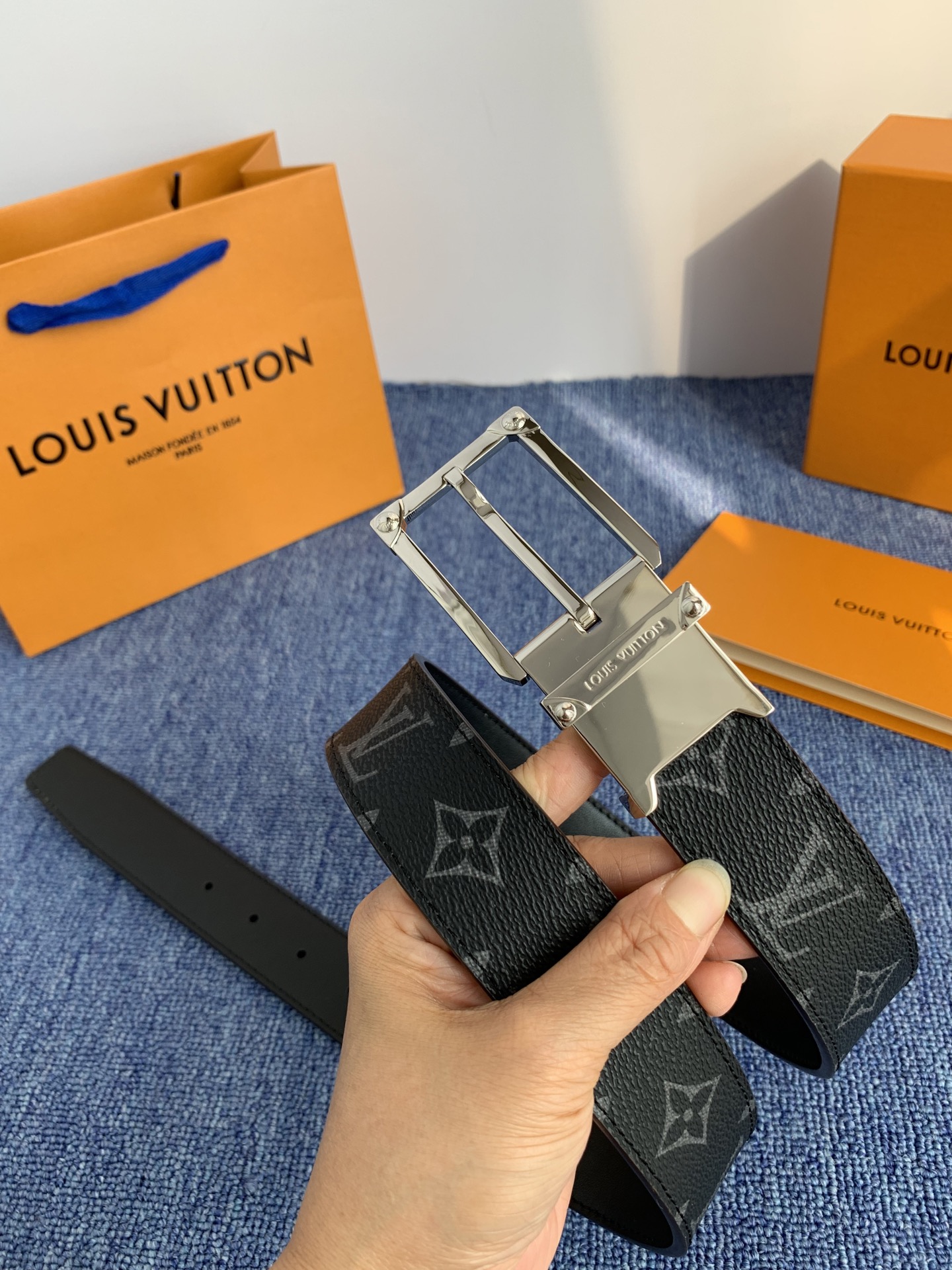 🔴 【品牌】LV 3．5cm 🔴 【描述】这款饰有LV带扣的腰带配以水牛皮衬里，覆以Monogram 牛