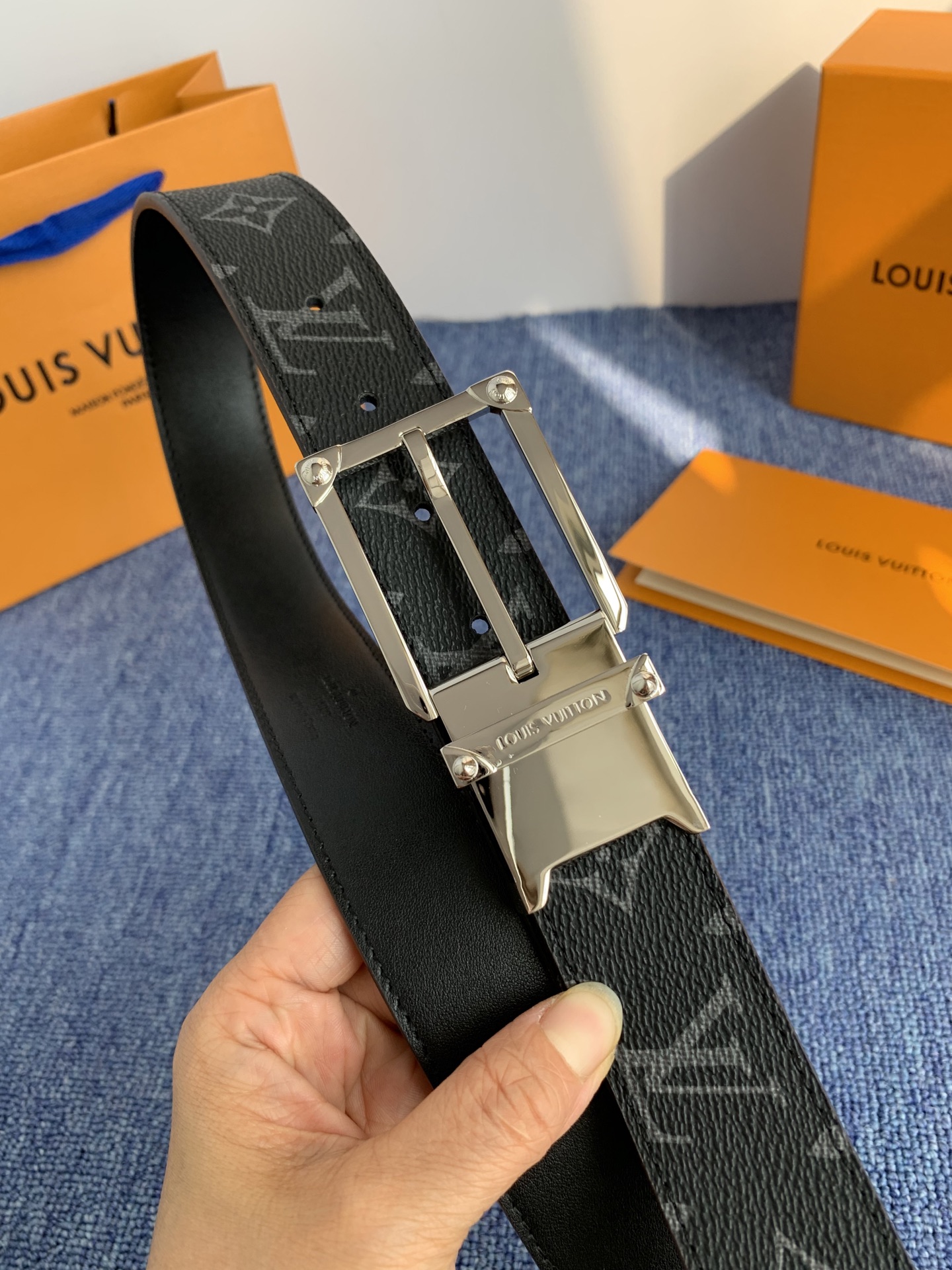 🔴 【品牌】LV 3．5cm 🔴 【描述】这款饰有LV带扣的腰带配以水牛皮衬里，覆以Monogram 牛