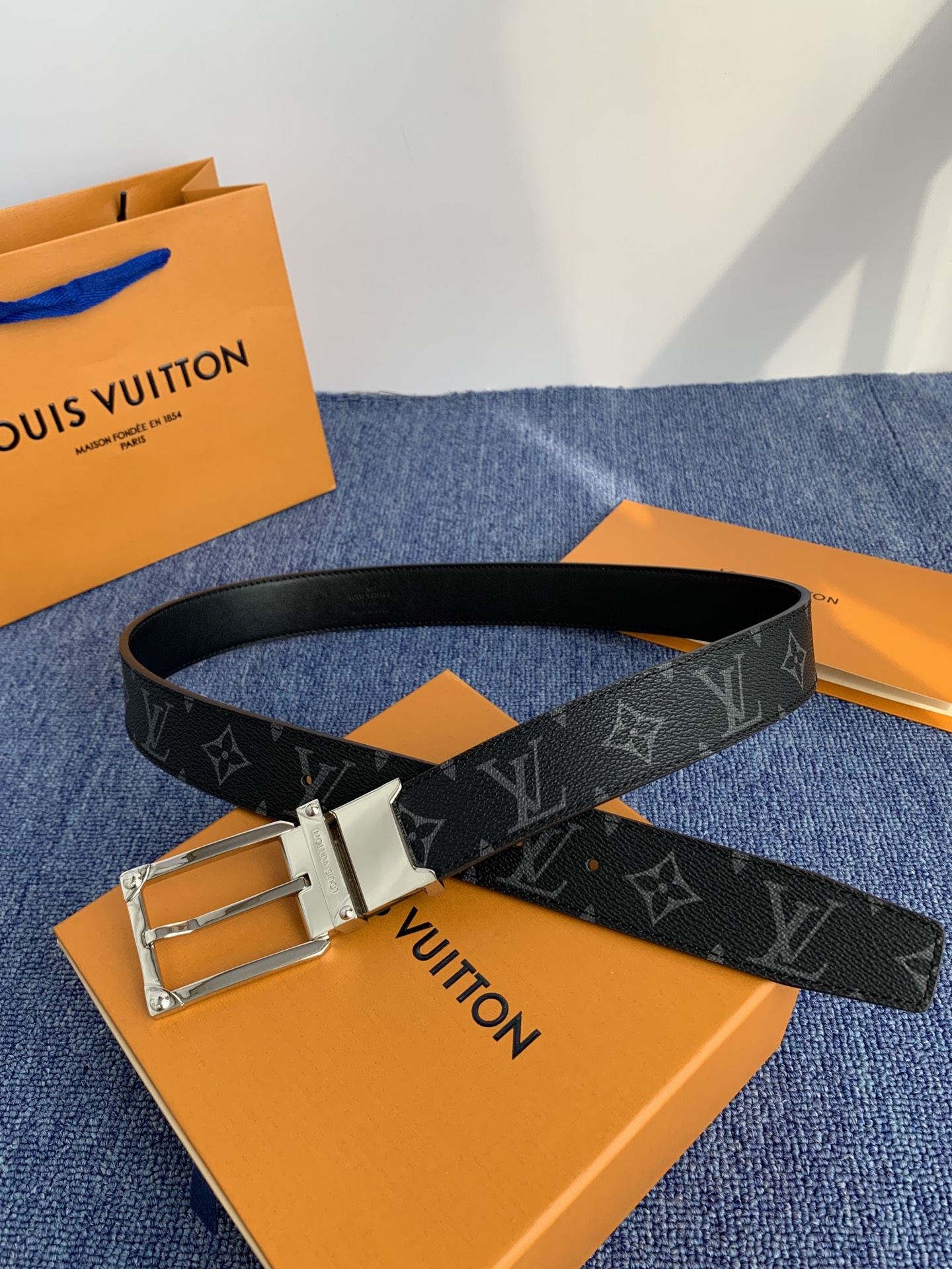 🔴 【品牌】LV 3．5cm 🔴 【描述】这款饰有LV带扣的腰带配以水牛皮衬里，覆以Monogram 牛