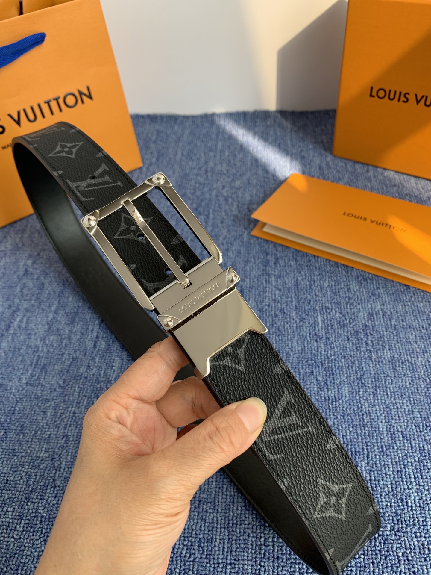 🔴 【品牌】LV 3．5cm 🔴 【描述】这款饰有LV带扣的腰带配以水牛皮衬里，覆以Monogram 牛