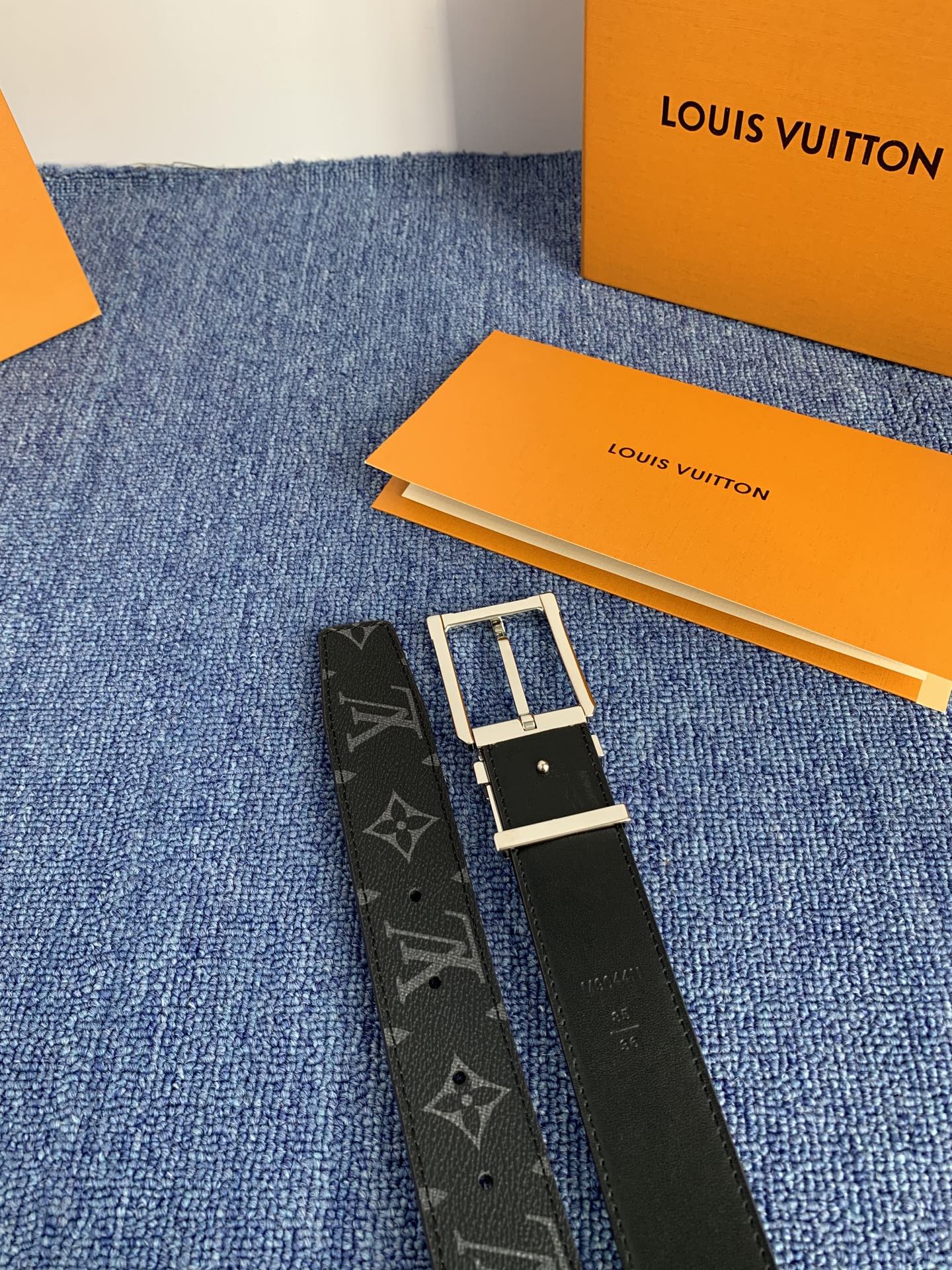 🔴 【品牌】LV 3．5cm 🔴 【描述】这款饰有LV带扣的腰带配以水牛皮衬里，覆以Monogram 牛