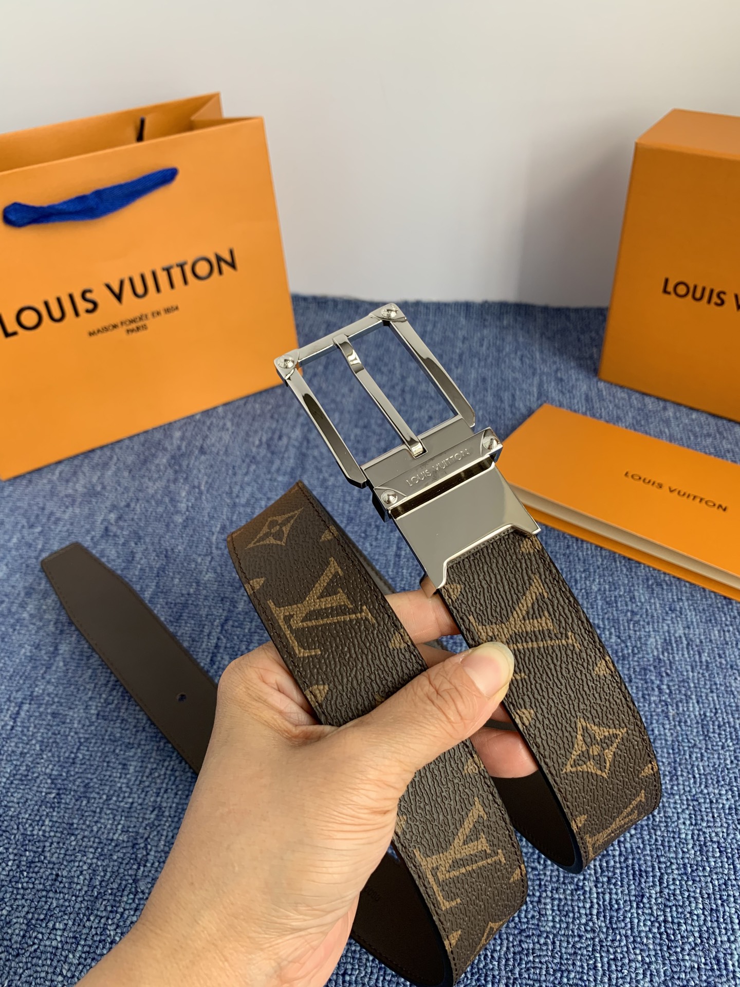 🔴 【品牌】LV 3．5cm 🔴 【描述】这款饰有LV带扣的腰带配以水牛皮衬里，覆以Monogram 牛