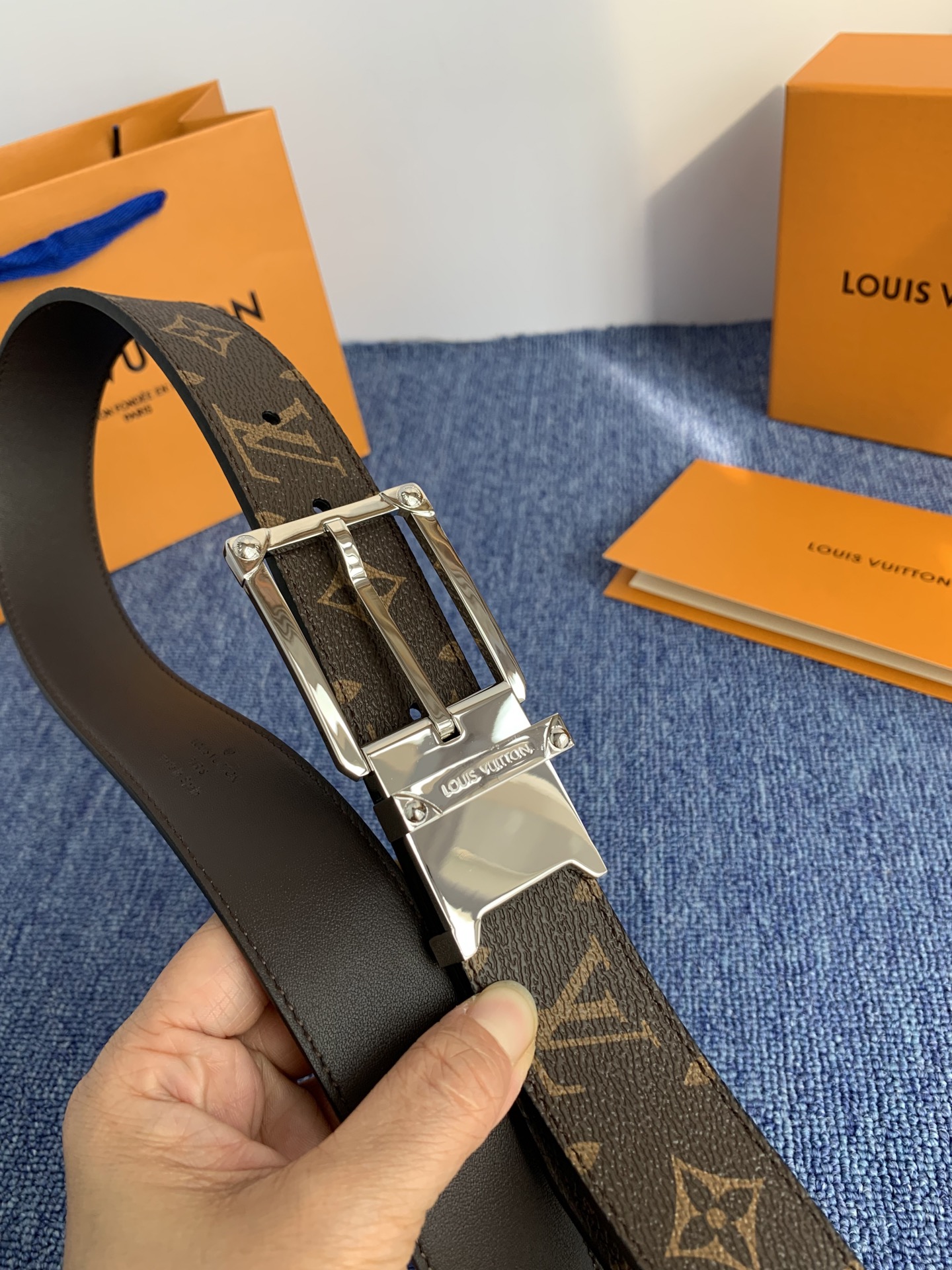 🔴 【品牌】LV 3．5cm 🔴 【描述】这款饰有LV带扣的腰带配以水牛皮衬里，覆以Monogram 牛