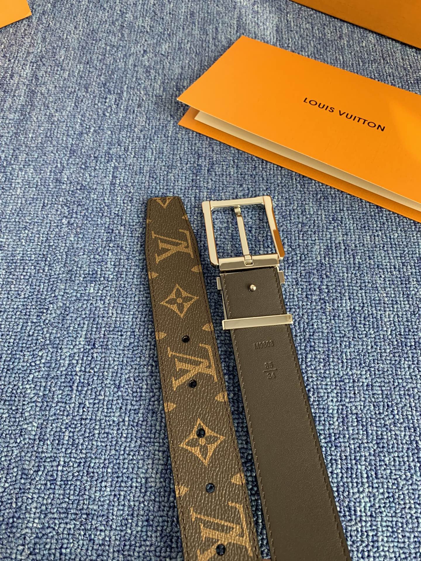 🔴 【品牌】LV 3．5cm 🔴 【描述】这款饰有LV带扣的腰带配以水牛皮衬里，覆以Monogram 牛