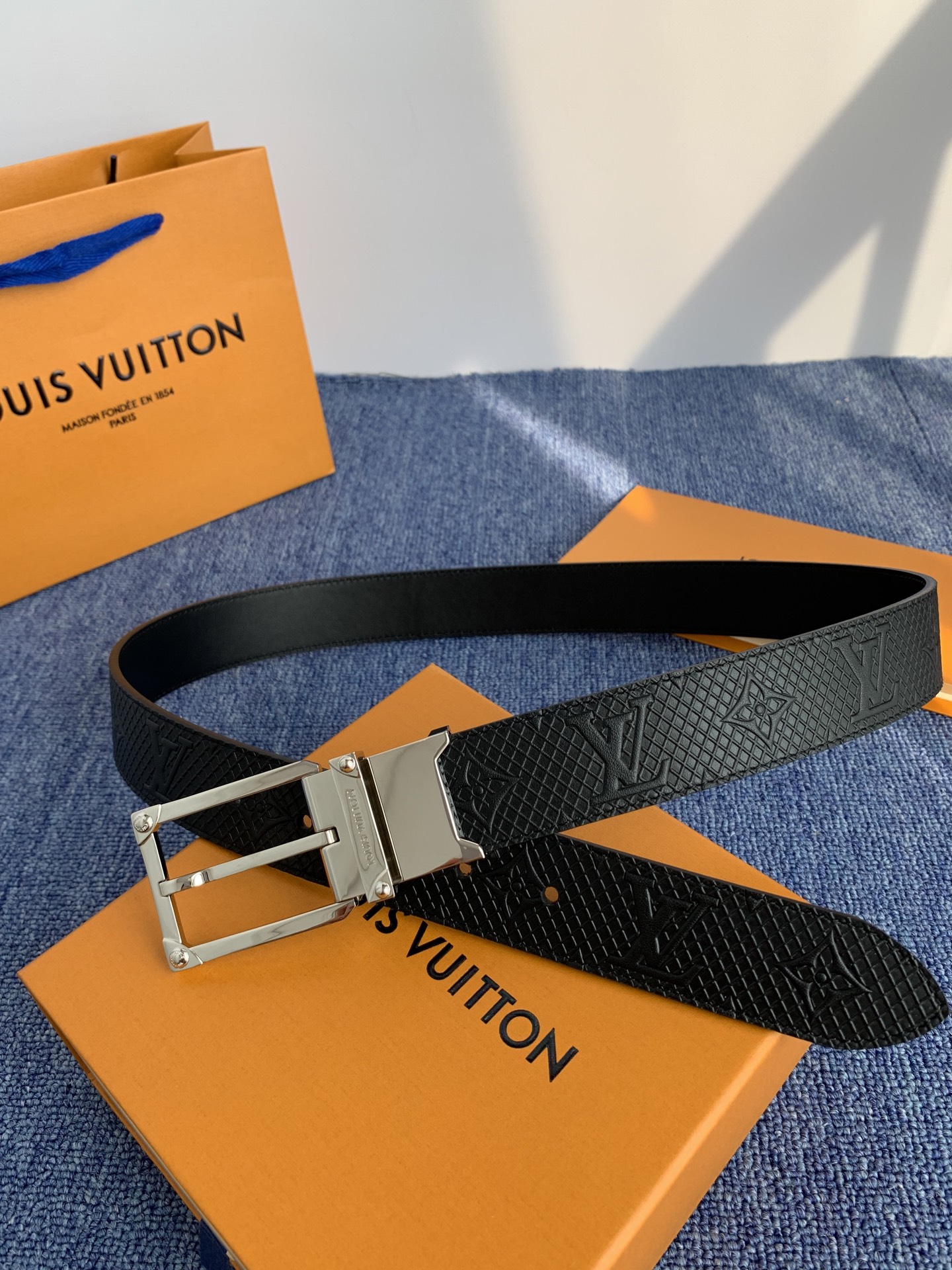 🔴 【品牌】LV 3．5cm 🔴 【描述】这款饰有LV带扣的腰带配以水牛皮衬里，覆以Monogram 牛