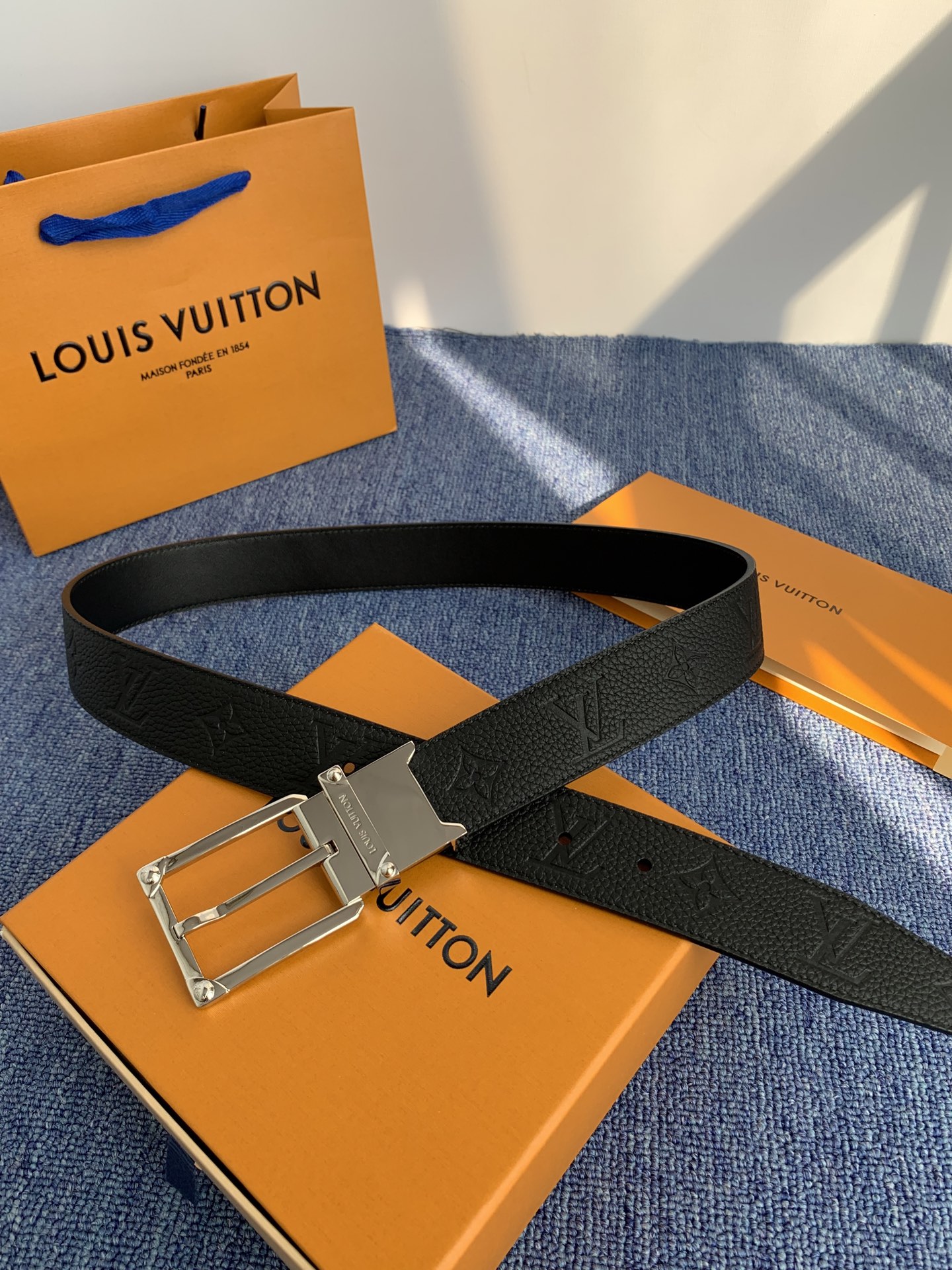 🔴 【品牌】LV 3．5cm 🔴 【描述】这款饰有LV带扣的腰带配以水牛皮衬里，覆以Monogram 牛