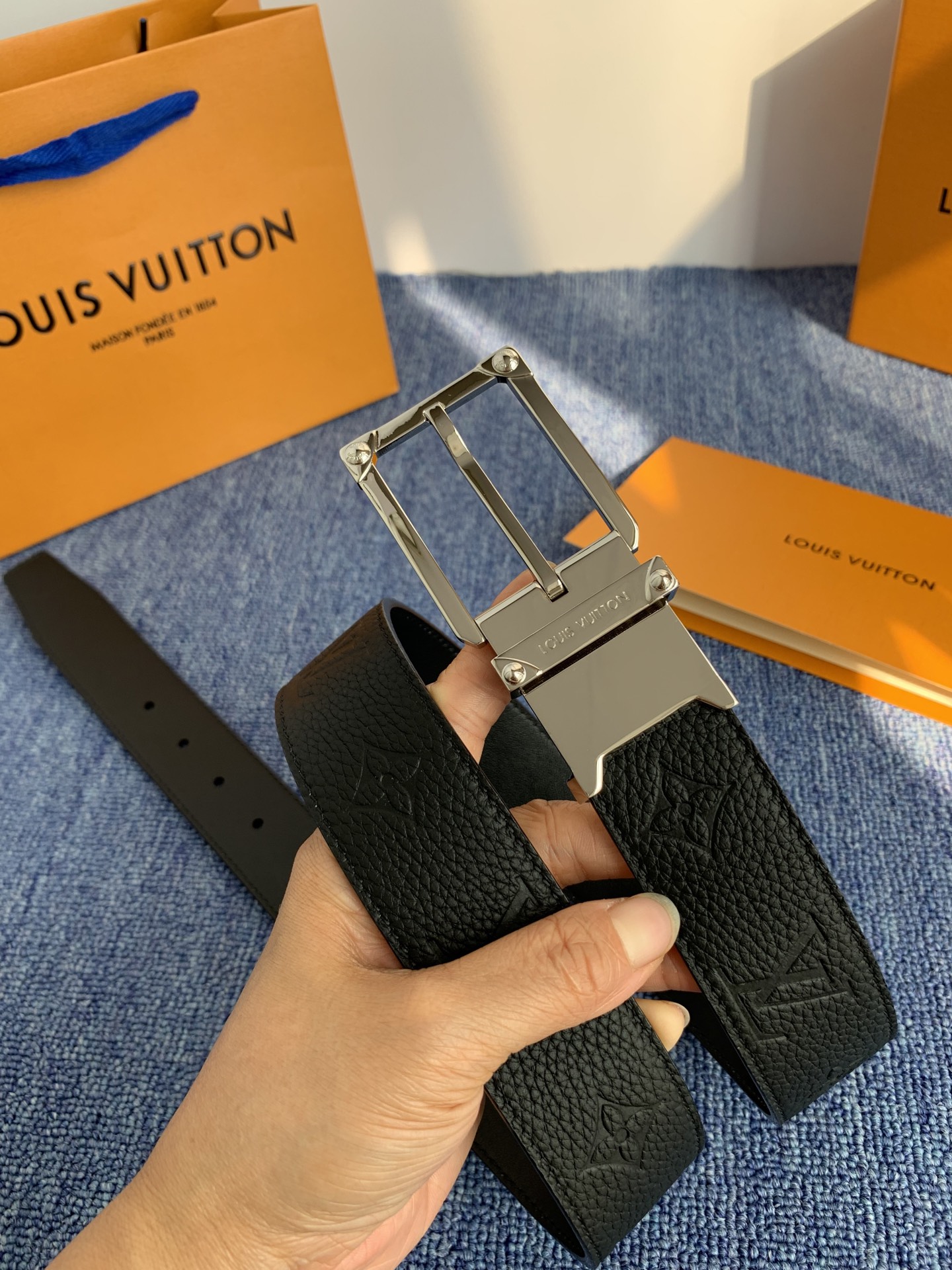 🔴 【品牌】LV 3．5cm 🔴 【描述】这款饰有LV带扣的腰带配以水牛皮衬里，覆以Monogram 牛