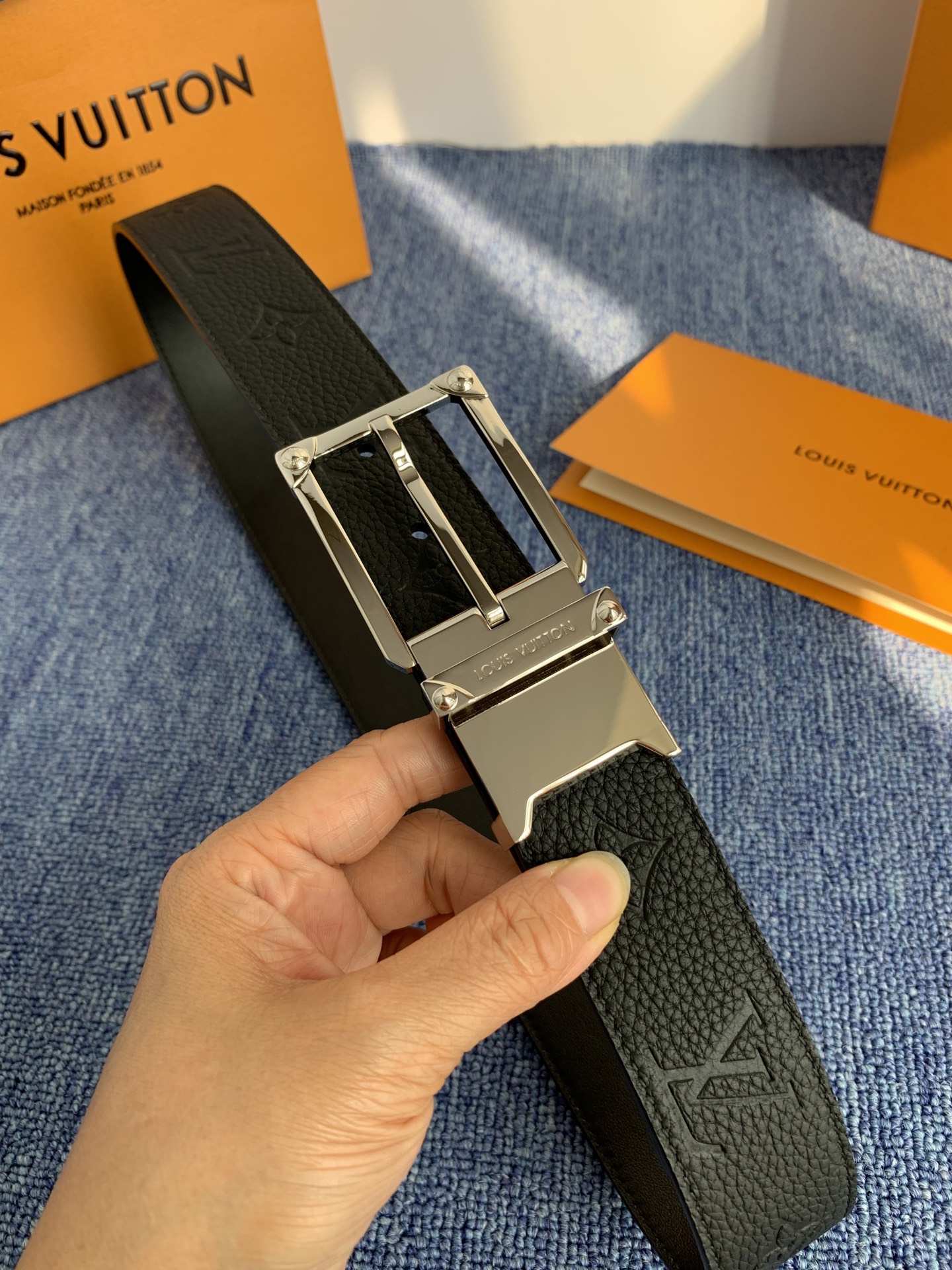 🔴 【品牌】LV 3．5cm 🔴 【描述】这款饰有LV带扣的腰带配以水牛皮衬里，覆以Monogram 牛