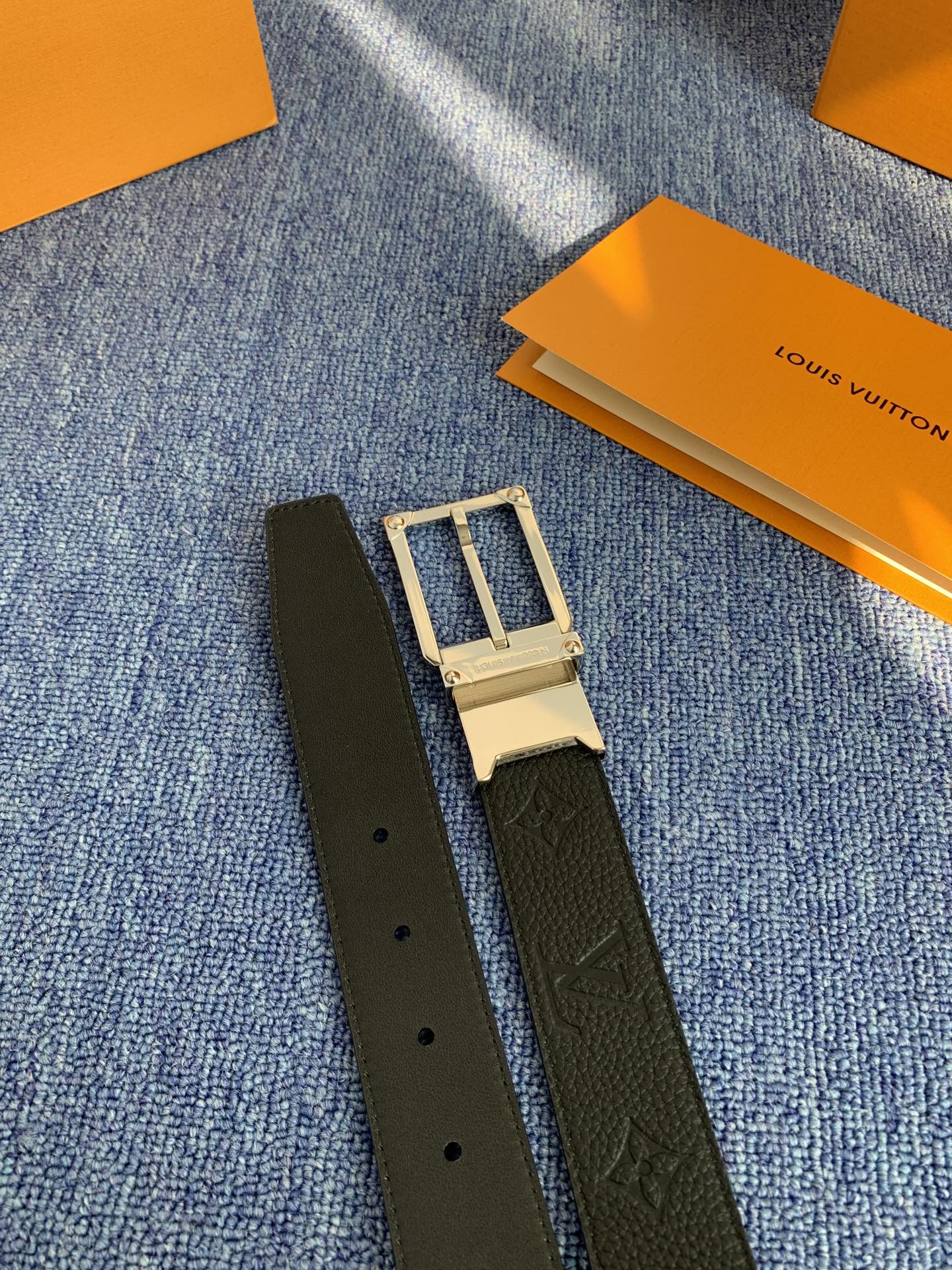 🔴 【品牌】LV 3．5cm 🔴 【描述】这款饰有LV带扣的腰带配以水牛皮衬里，覆以Monogram 牛