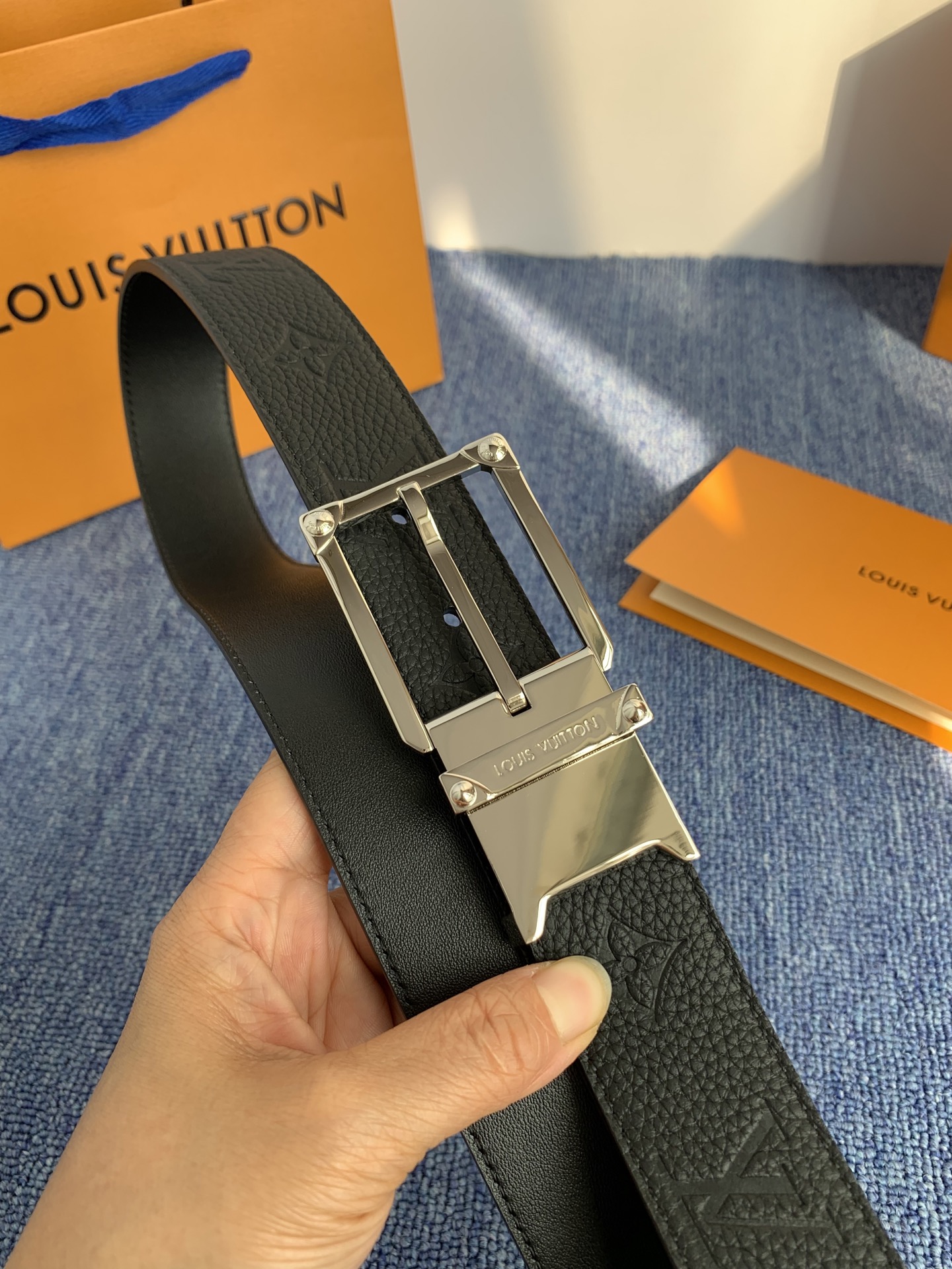 🔴 【品牌】LV 3．5cm 🔴 【描述】这款饰有LV带扣的腰带配以水牛皮衬里，覆以Monogram 牛