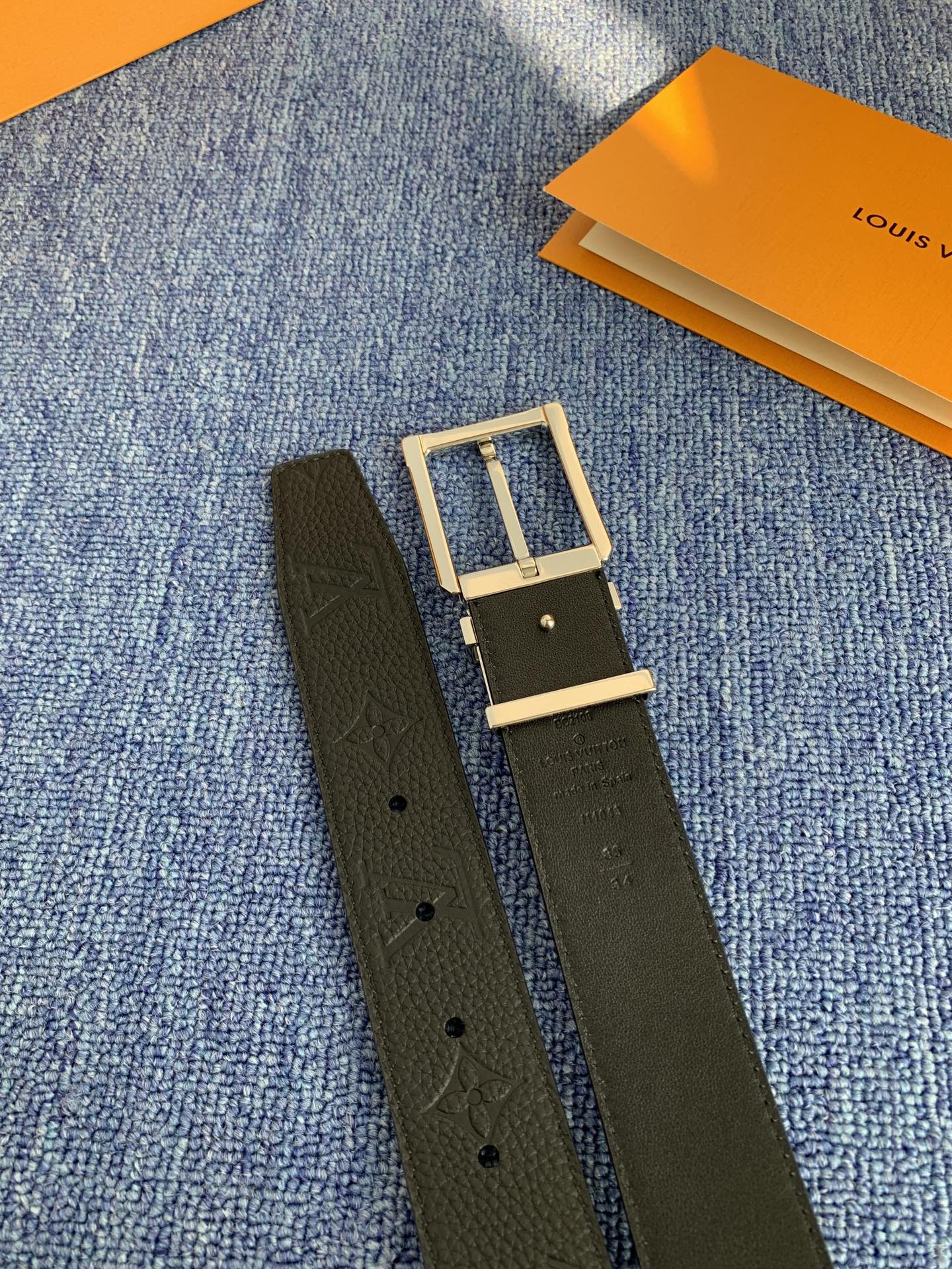 🔴 【品牌】LV 3．5cm 🔴 【描述】这款饰有LV带扣的腰带配以水牛皮衬里，覆以Monogram 牛