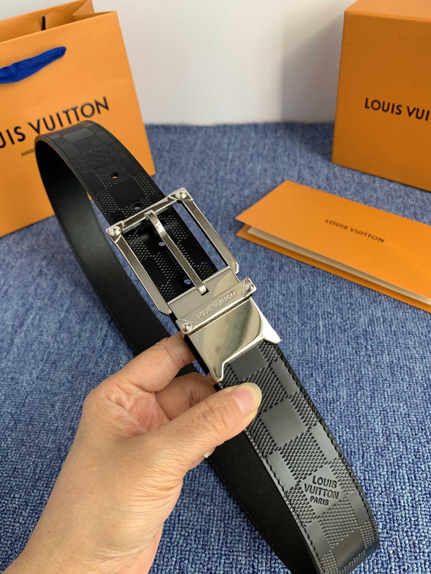 🔴 【品牌】LV 3．5cm 🔴 【描述】这款饰有LV带扣的腰带配以水牛皮衬里，覆以Monogram 牛