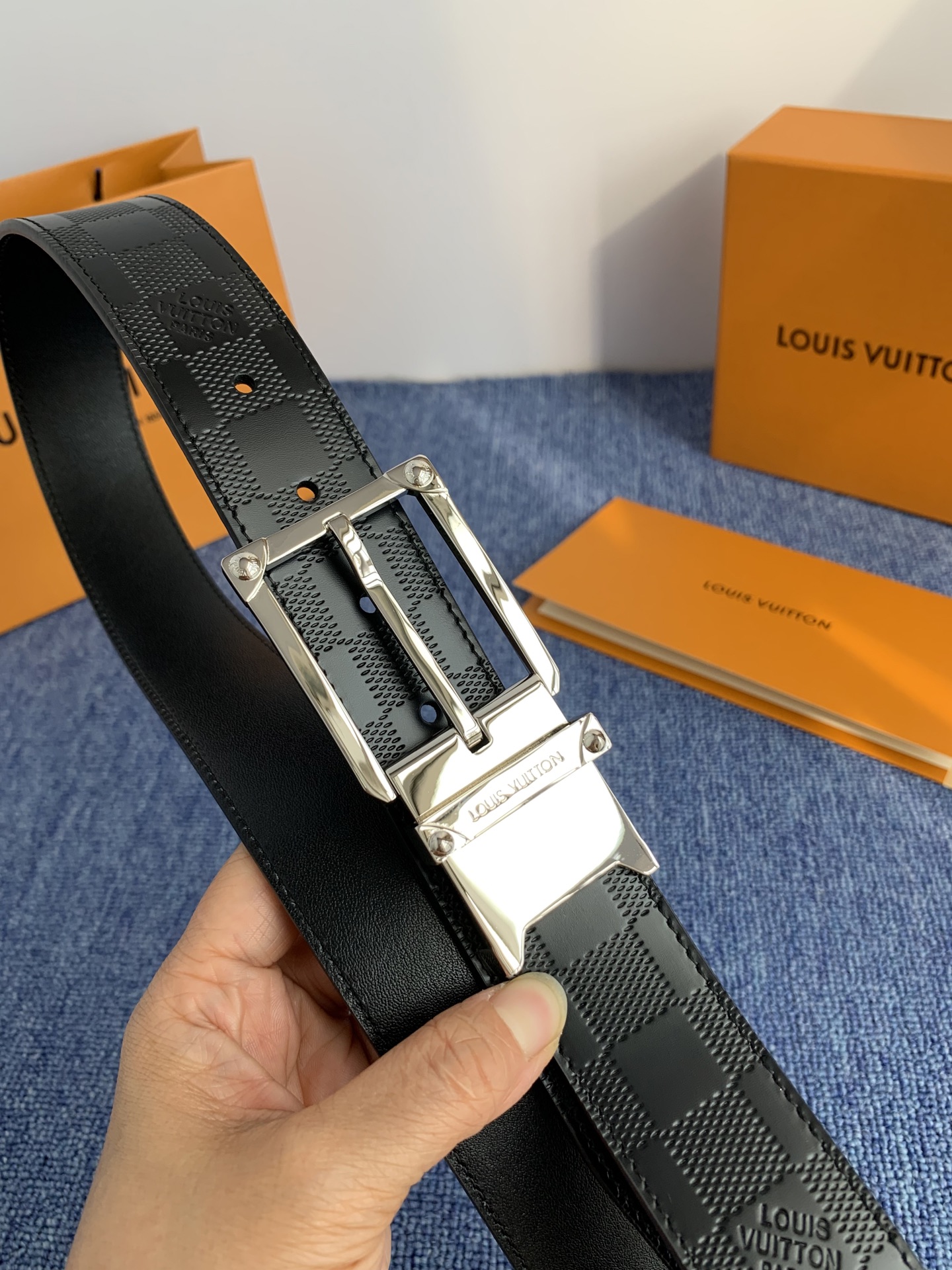 🔴 【品牌】LV 3．5cm 🔴 【描述】这款饰有LV带扣的腰带配以水牛皮衬里，覆以Monogram 牛