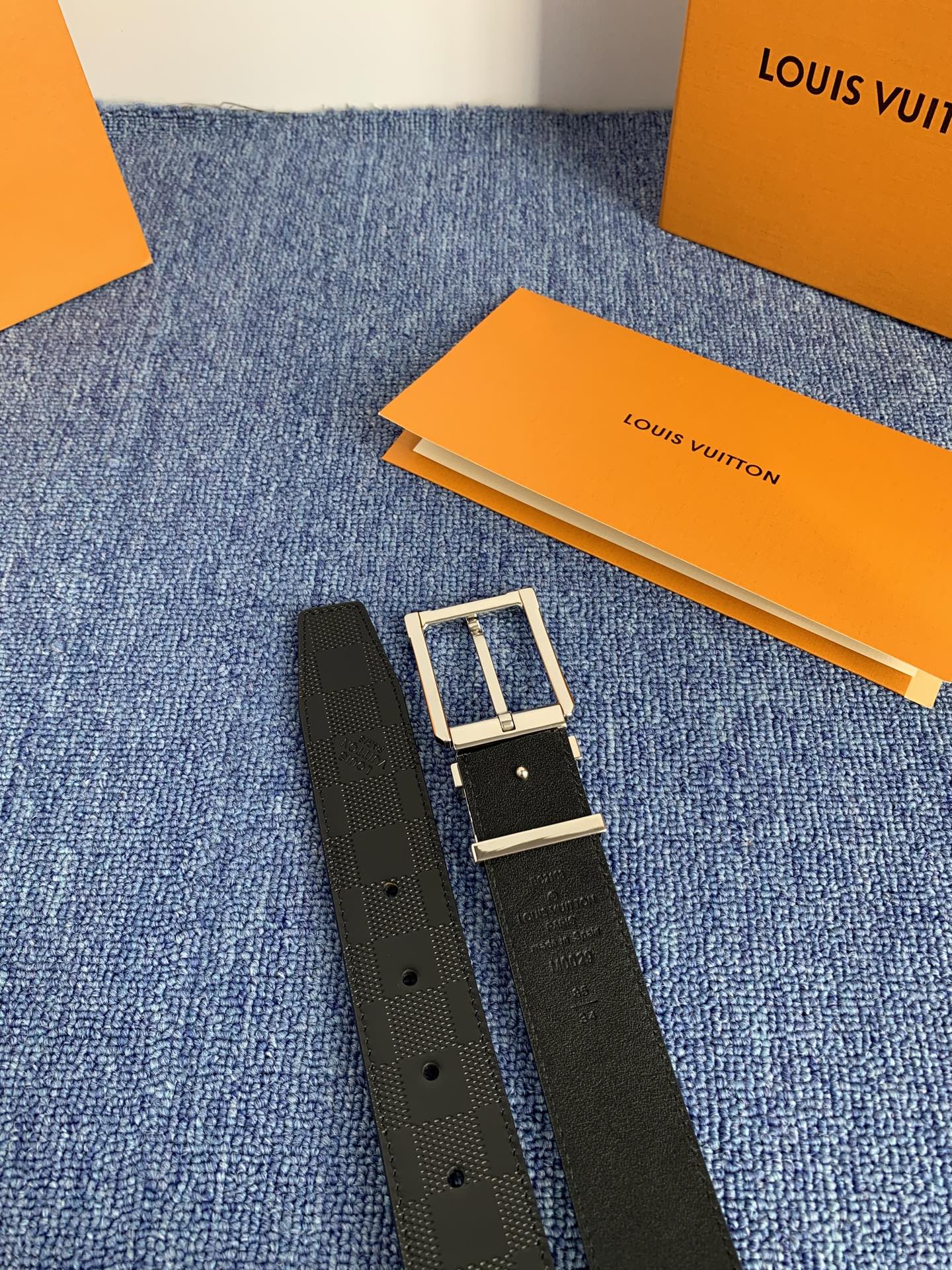 🔴 【品牌】LV 3．5cm 🔴 【描述】这款饰有LV带扣的腰带配以水牛皮衬里，覆以Monogram 牛