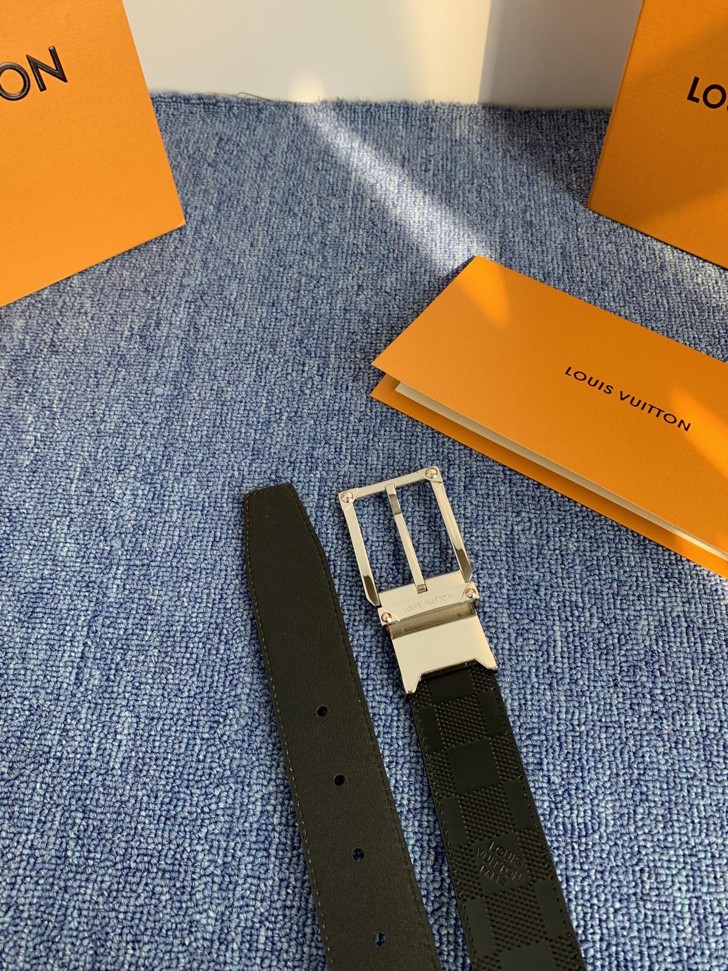 🔴 【品牌】LV 3．5cm 🔴 【描述】这款饰有LV带扣的腰带配以水牛皮衬里，覆以Monogram 牛