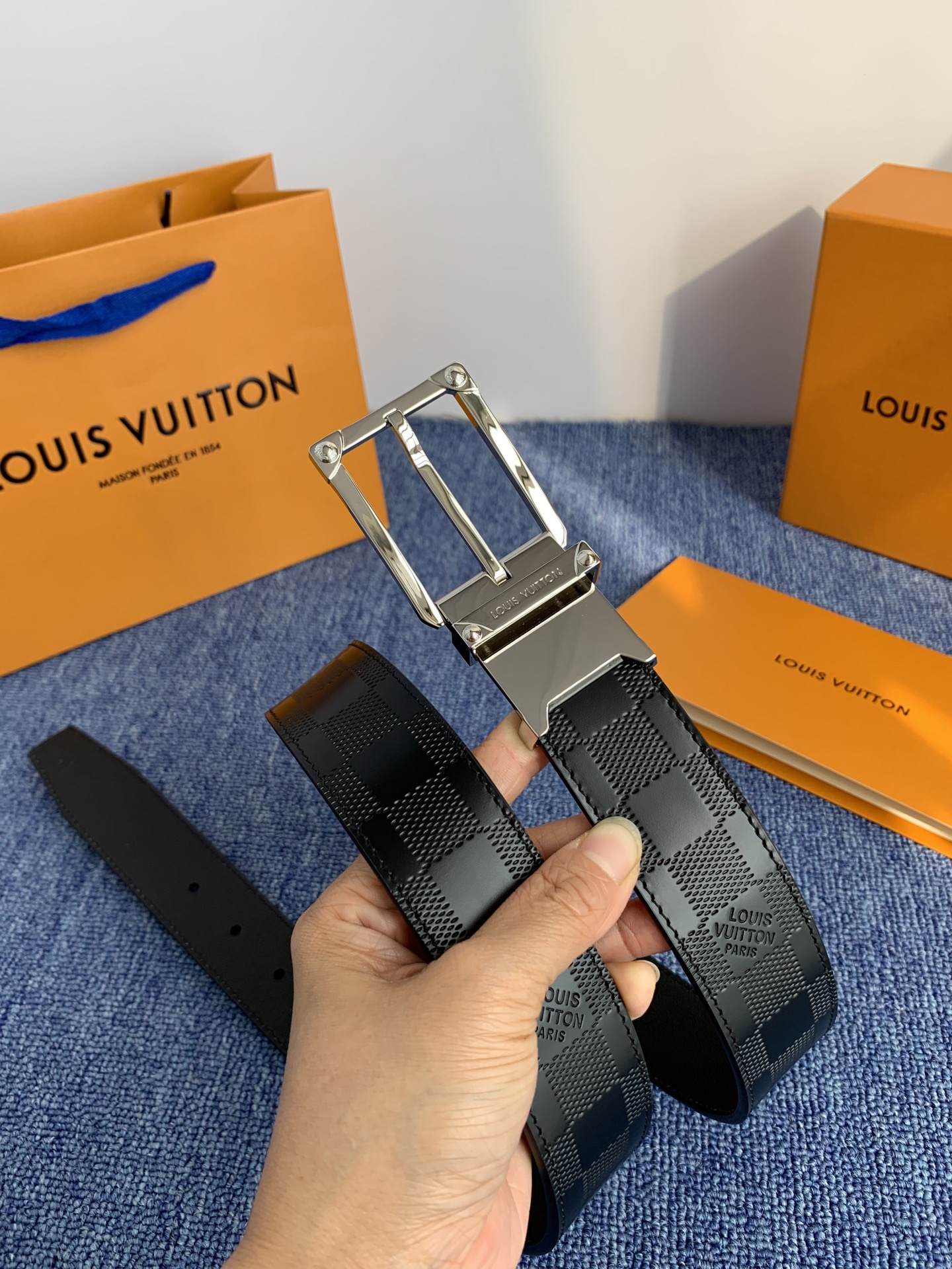 🔴 【品牌】LV 3．5cm 🔴 【描述】这款饰有LV带扣的腰带配以水牛皮衬里，覆以Monogram 牛