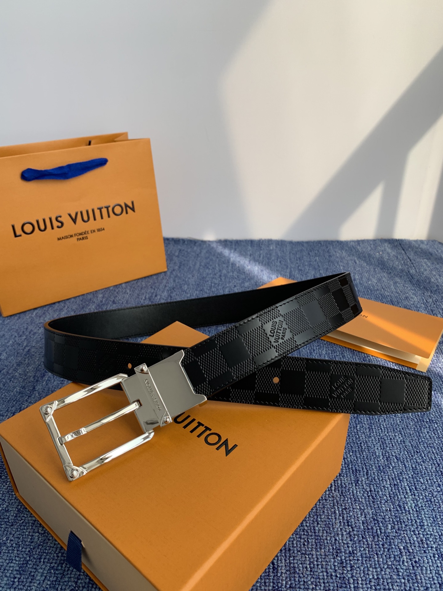 🔴 【品牌】LV 3．5cm 🔴 【描述】这款饰有LV带扣的腰带配以水牛皮衬里，覆以Monogram 牛