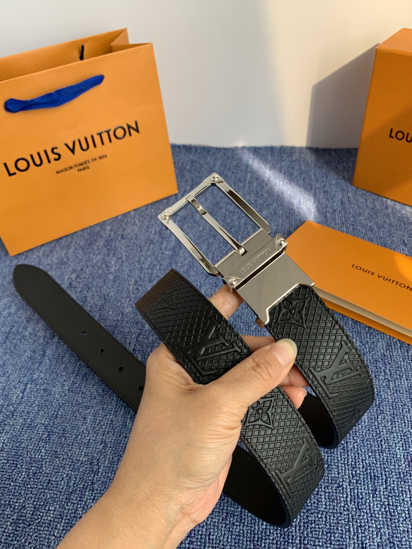 🔴 【品牌】LV 3．5cm 🔴 【描述】这款饰有LV带扣的腰带配以水牛皮衬里，覆以Monogram 牛