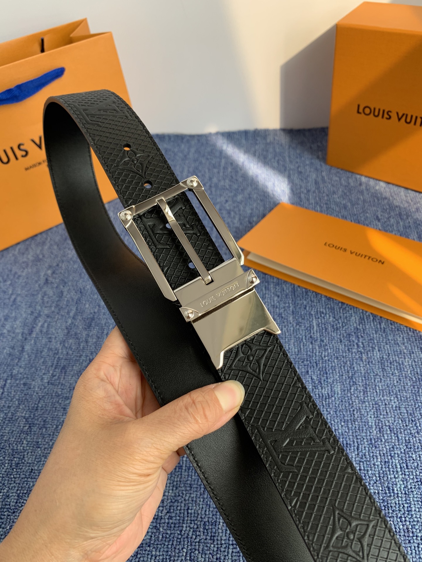 🔴 【品牌】LV 3．5cm 🔴 【描述】这款饰有LV带扣的腰带配以水牛皮衬里，覆以Monogram 牛