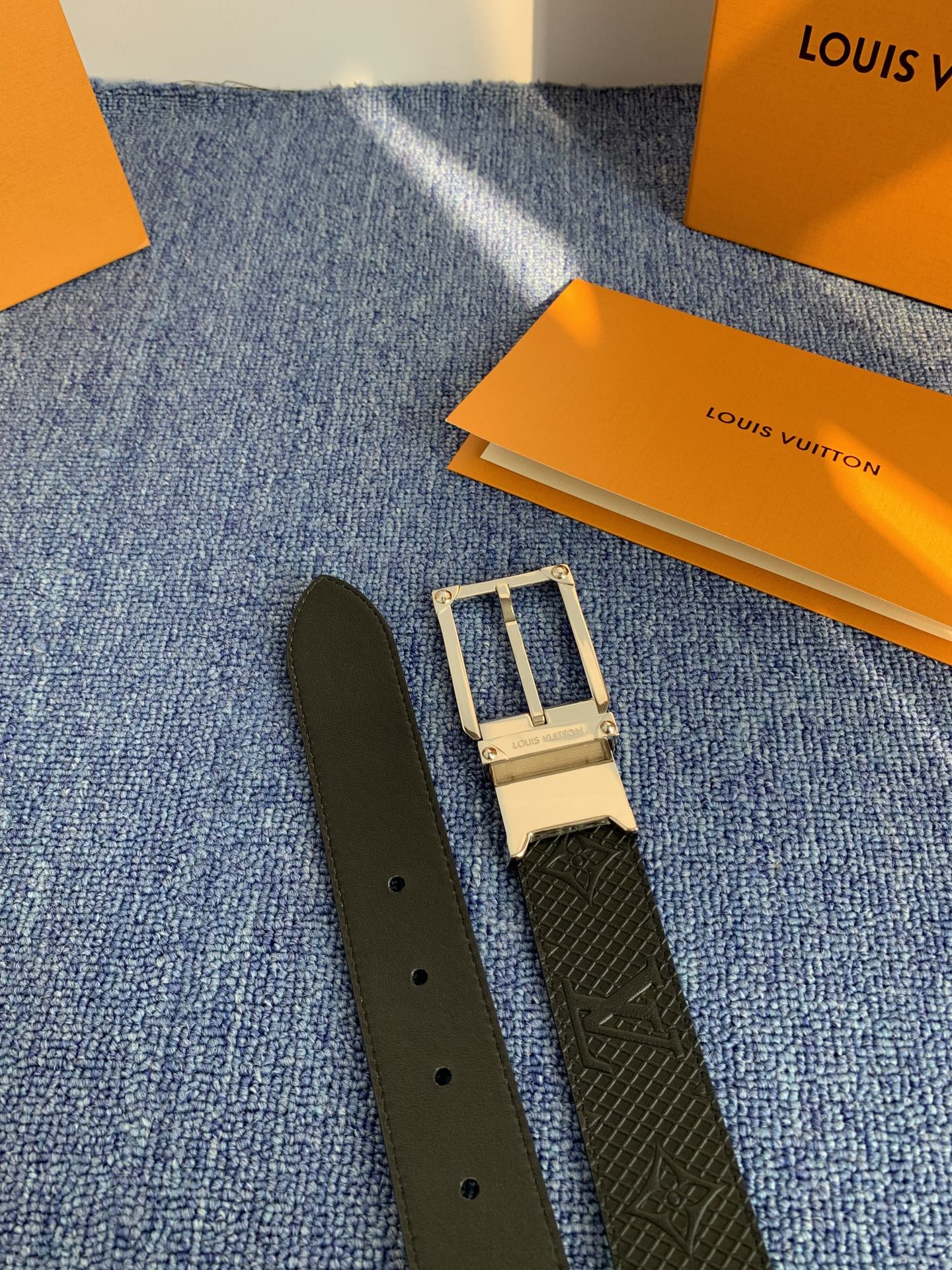 🔴 【品牌】LV 3．5cm 🔴 【描述】这款饰有LV带扣的腰带配以水牛皮衬里，覆以Monogram 牛