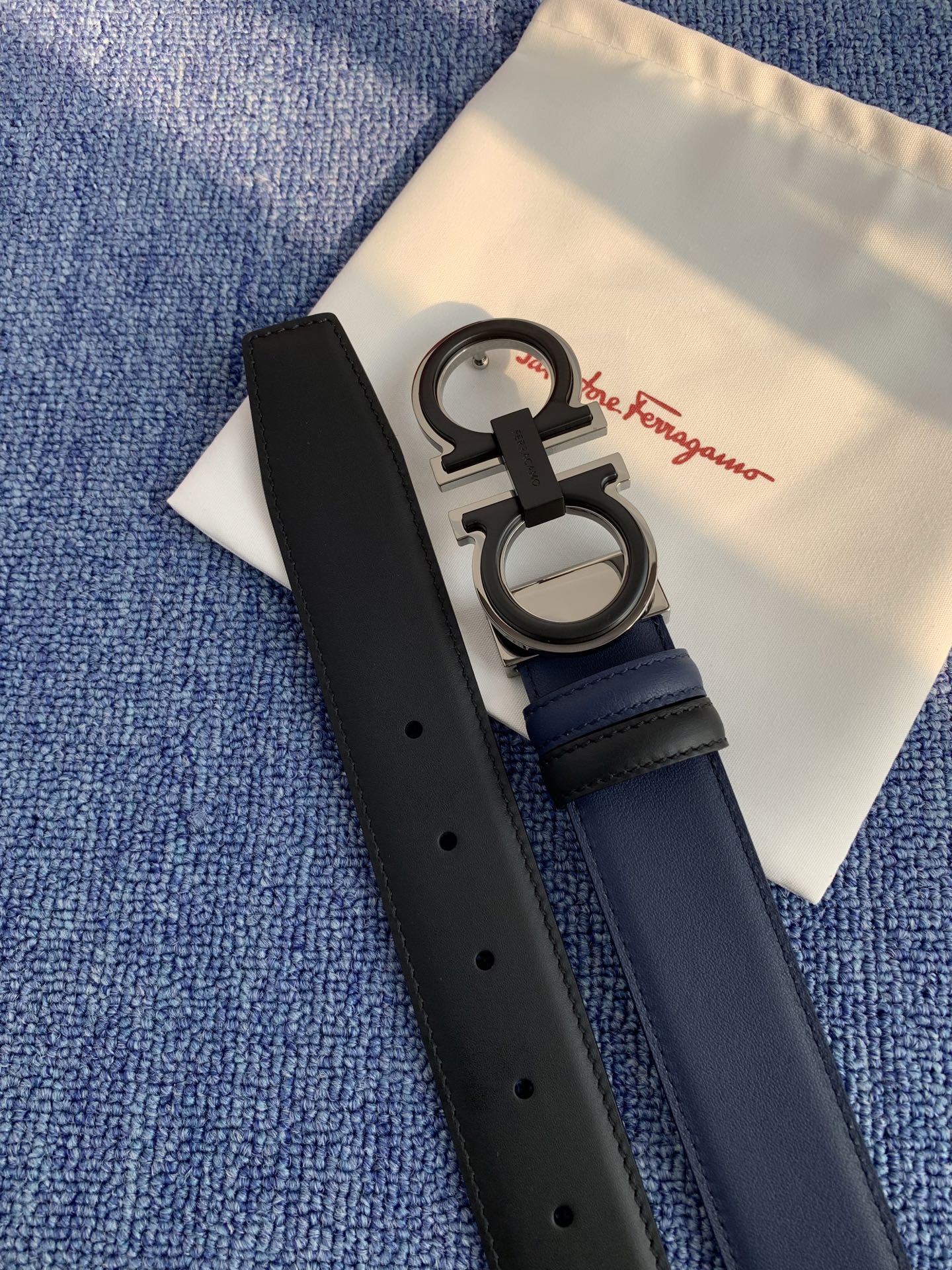 菲拉格慕男款进口小牛皮，手感细腻柔软。搭配纯铜精品扣，男士必备！宽度：3.5cm