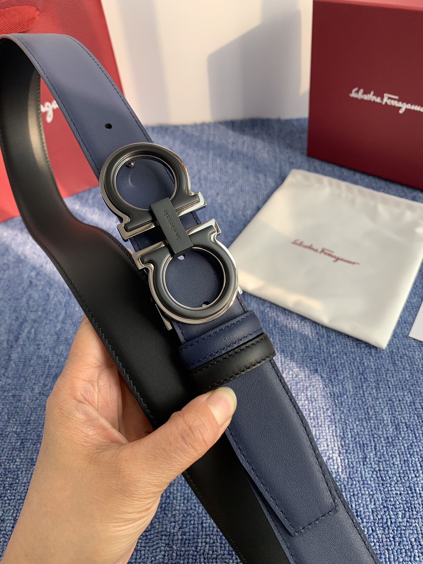 菲拉格慕男款进口小牛皮，手感细腻柔软。搭配纯铜精品扣，男士必备！宽度：3.5cm