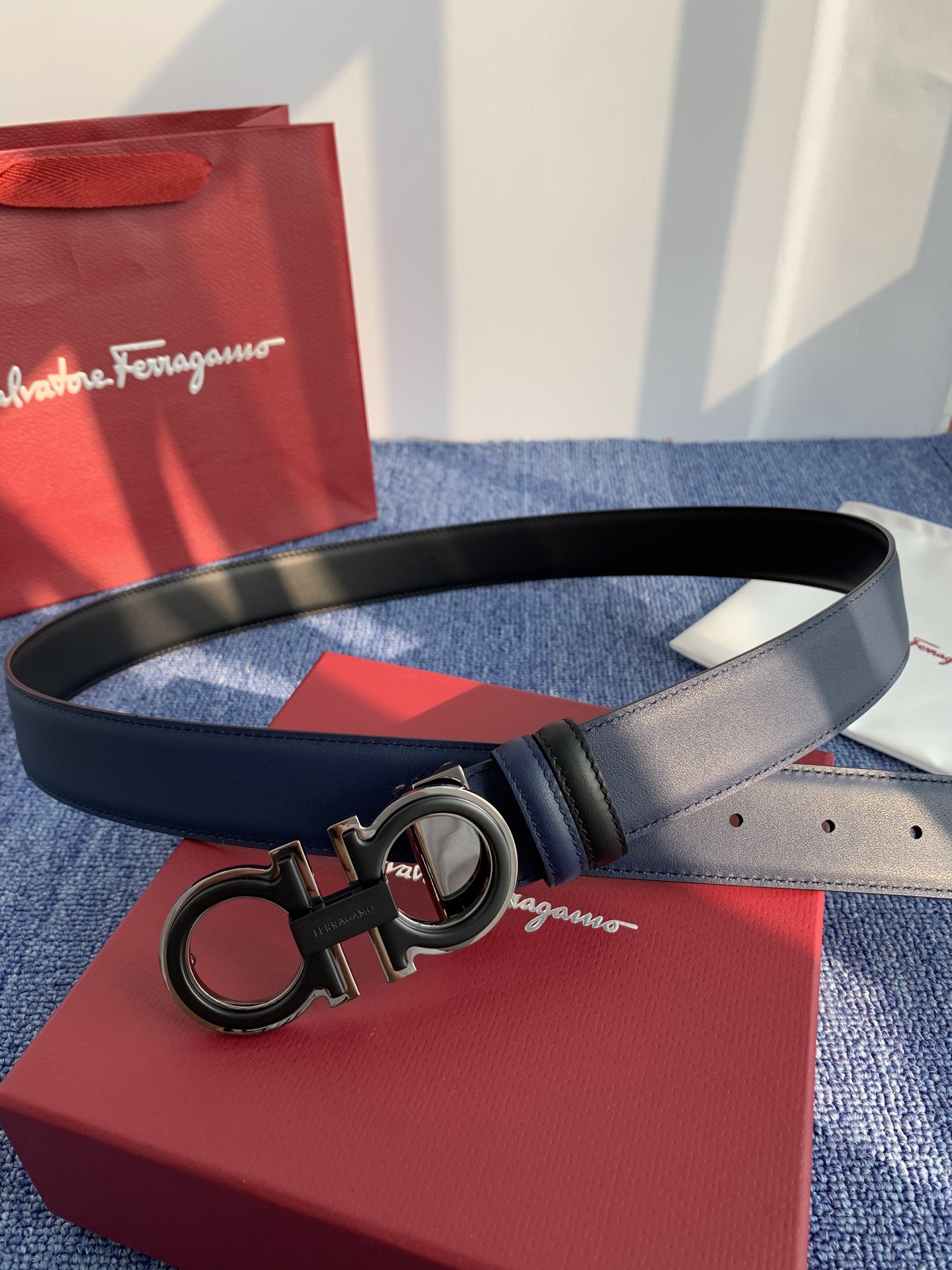 菲拉格慕男款进口小牛皮，手感细腻柔软。搭配纯铜精品扣，男士必备！宽度：3.5cm