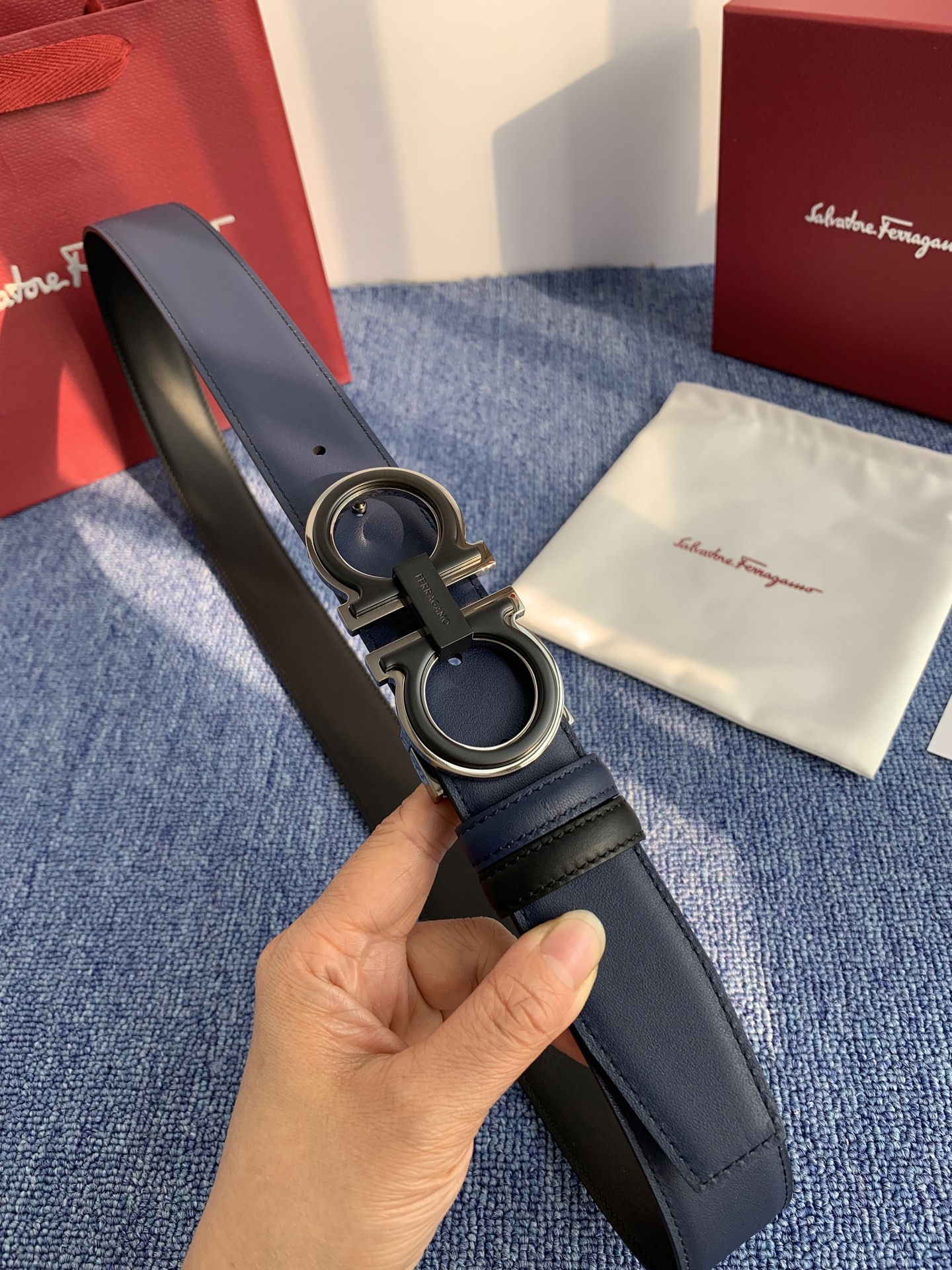 菲拉格慕男款进口小牛皮，手感细腻柔软。搭配纯铜精品扣，男士必备！宽度：3.5cm