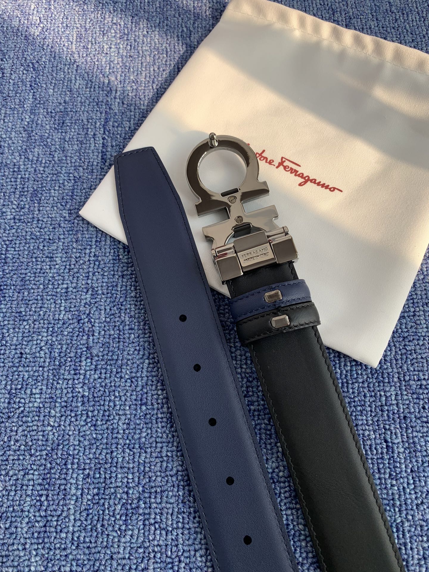 菲拉格慕男款进口小牛皮，手感细腻柔软。搭配纯铜精品扣，男士必备！宽度：3.5cm