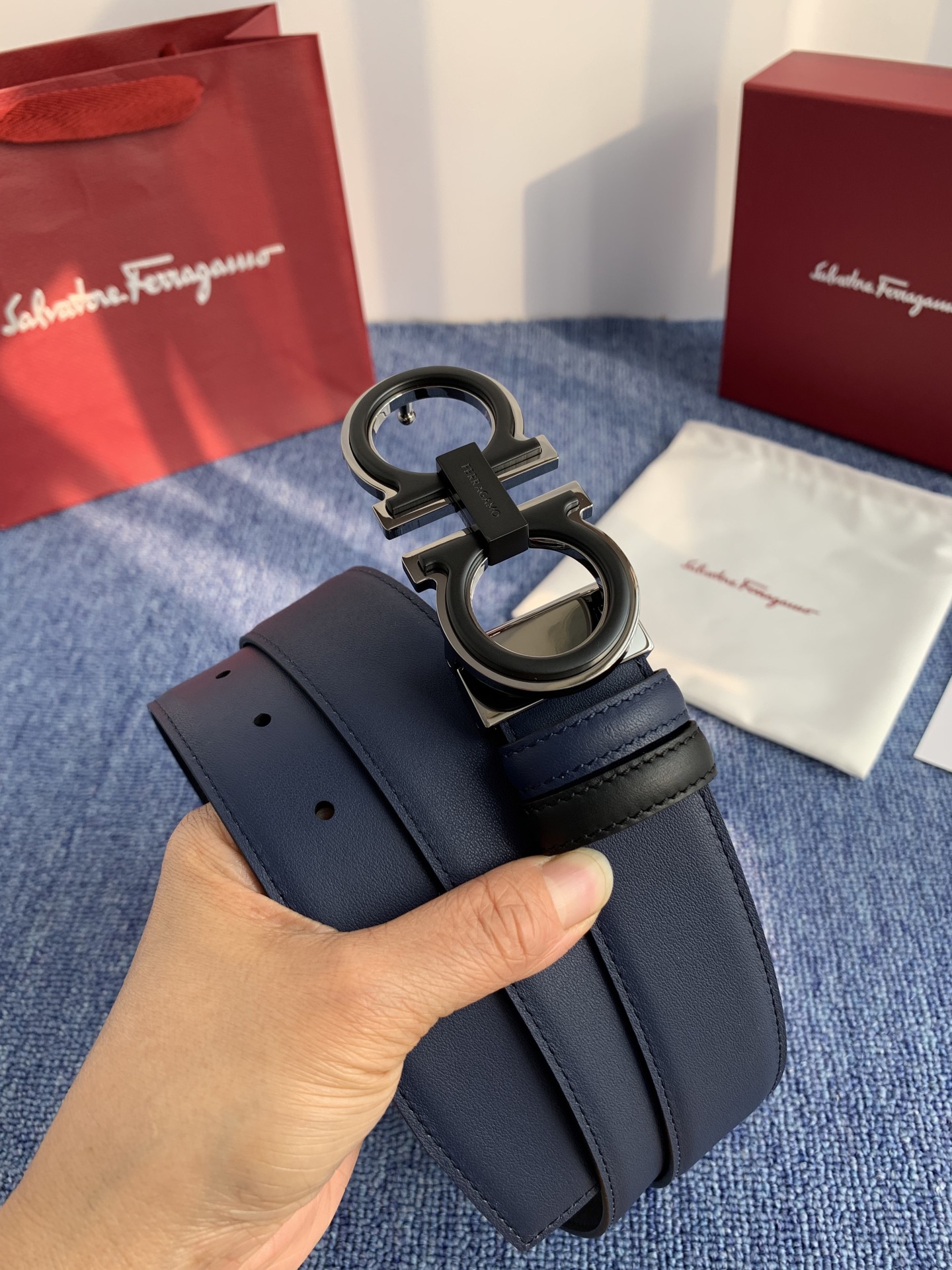 菲拉格慕男款进口小牛皮，手感细腻柔软。搭配纯铜精品扣，男士必备！宽度：3.5cm