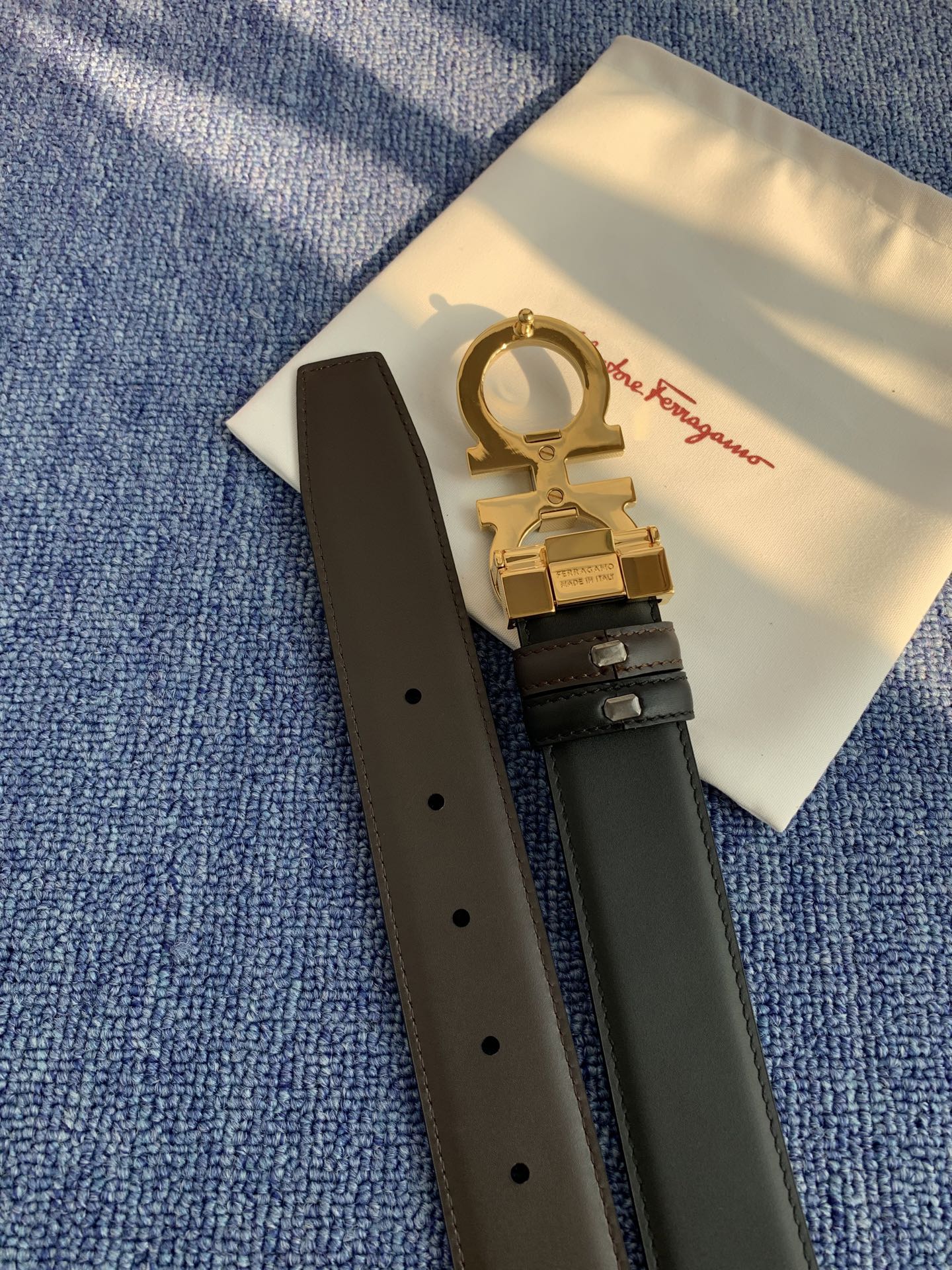 菲拉格慕男款进口小牛皮，手感细腻柔软。搭配纯铜精品扣，男士必备！宽度：3.5cm