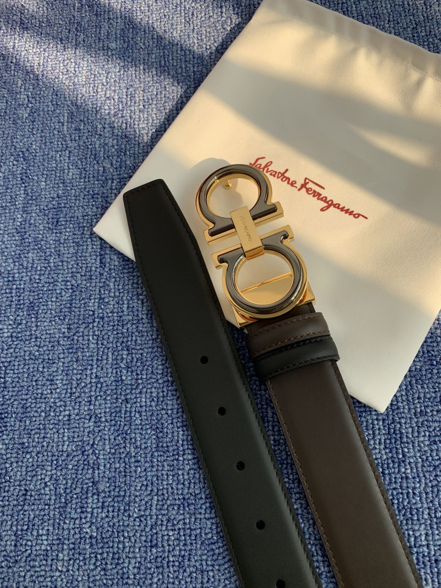 菲拉格慕男款进口小牛皮，手感细腻柔软。搭配纯铜精品扣，男士必备！宽度：3.5cm