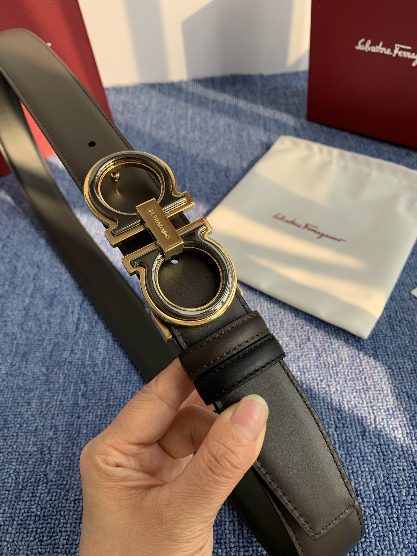 菲拉格慕男款进口小牛皮，手感细腻柔软。搭配纯铜精品扣，男士必备！宽度：3.5cm