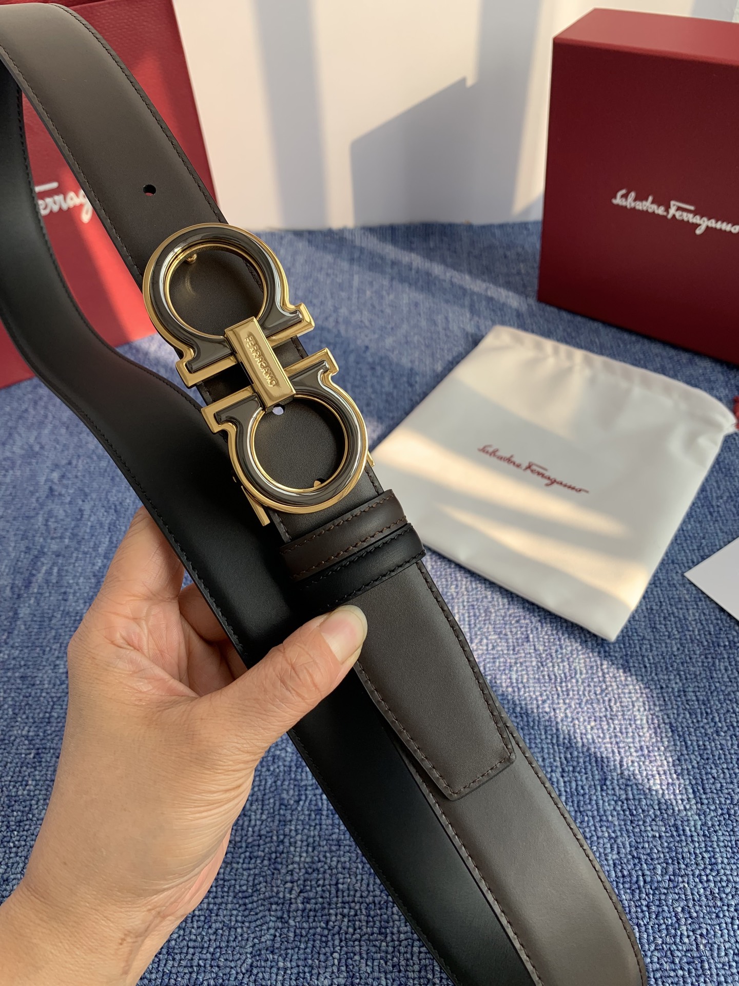 菲拉格慕男款进口小牛皮，手感细腻柔软。搭配纯铜精品扣，男士必备！宽度：3.5cm